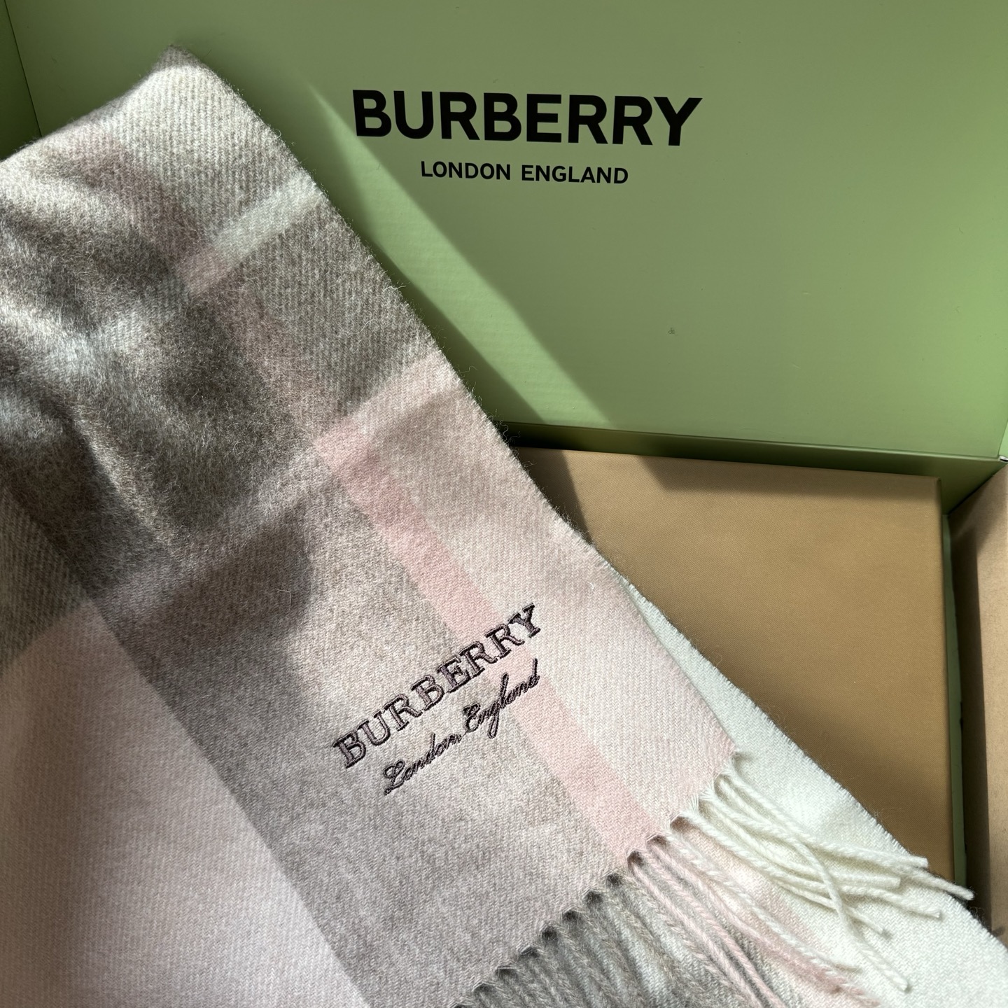 🆕Burberry · 巴宝莉新款‼️今年我们的男款真的是高端Level，重磅极品‼️妥妥的家属福利👍少