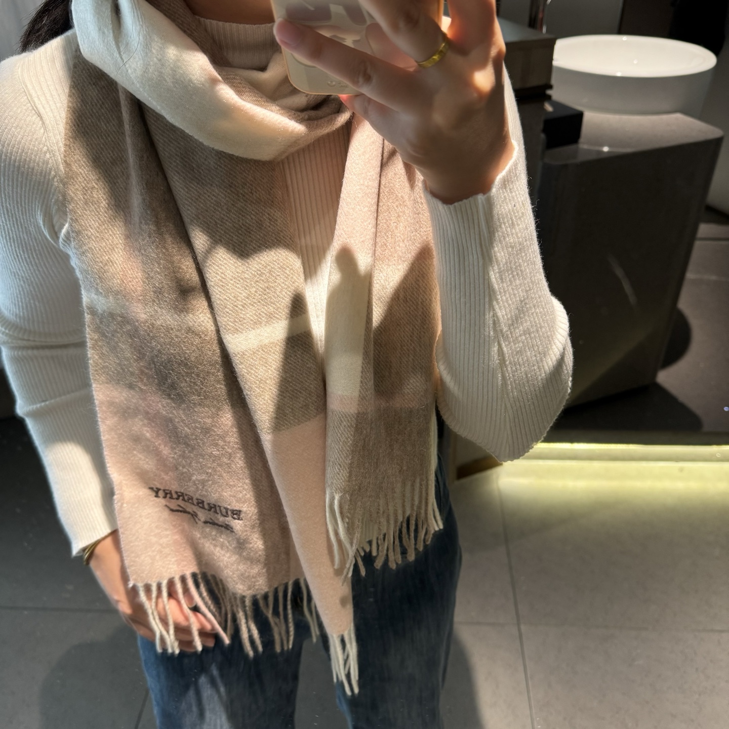 NO:602725,Burberry ·  Burberry's new models this year for men are really high-end. Among the men's models that are very rare and have heavy-duty top quality and complete family benefits, Burberry's is even more rare. Our quality is really amazing, and we are still the same awesome channel as before. The only shortcoming is that the quantity is small. You can feel the texture by looking at the pictures, and the texture is very tasteful. Very authentic men's scarves ~ I love the fabric, very manly style, and the upper body effect  Guo Wudi is beautiful and simple, and has a super good-looking color scheme. Any boy will like it. It is textured and unobtrusive. I have been fascinated by the texture of the fabric and the effect of contrasting colors many times during the photo-taking process. The fabric is provided by Gui Lao. I can take pictures of this level of detail with my mobile phone and amaze the whole audience. It feels very soft and comfortable. It has a medium thickness and is very friendly to the neck. The size is 32*180cm, cashmere, and supports quality inspection.  high version scarf, high version scarf, burberry, burberry19860909Burberry · 巴宝莉新款今年我们的男款真的是高端Level,重磅极品妥妥的家属福利少之又少的男款里,巴宝莉的更是难遇,我们的品质真的绝了,还是之前那个牛逼的渠道,唯一缺点就是数量少的可怜看图片就能感受到质感,纹路非常有品味.非常正的男士围巾~面料大爱,很Man的风格,上身效果无敌好看大气简约,超级好看的男神配色,任何男生都会喜欢的款吧,有质感不张扬拍照过程中已经多次被面料质感和撞色的效果迷倒.面料是鬼佬提供的,这种细腻程度我用手机拍出来都能惊艳全场手感非常柔软舒服中等厚度,非常亲脖子的一款~尺寸规格32*180cm,羊绒,支持质检 高版本围巾,高版本围巾,burberry,burberry,scarf