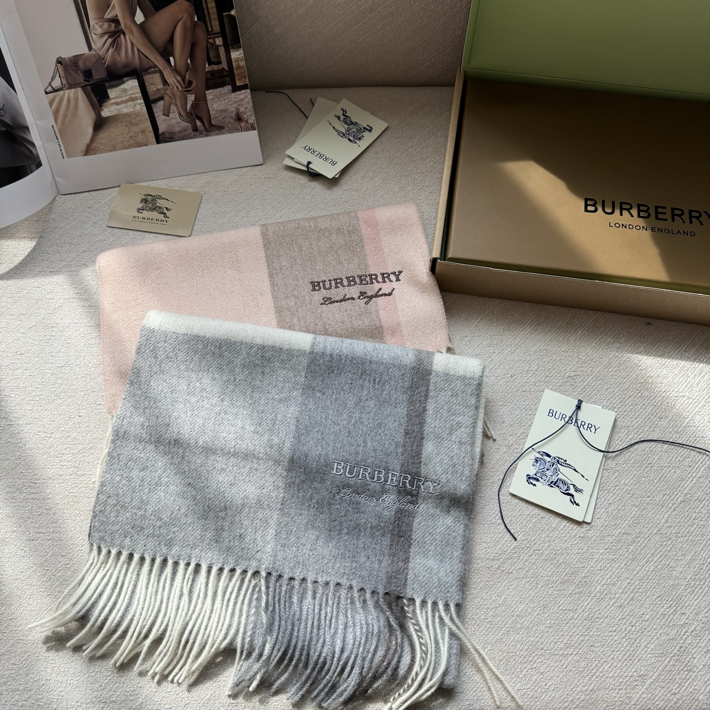 NO:602728,Burberry ·  Burberry's new model for men this year is really high-end. Among the few men's models with heavy-duty top-quality products and complete family benefits, Burberry's is even more rare. Our quality is really amazing. We are still the same awesome channel as before. The only shortcoming is that the quantity is small. You can feel the texture by looking at the pictures, and the texture is very tasteful. A very authentic men's scarf ~ I love the fabric, very manly style, the upper body effect is invincible, elegant and simple, super good-looking.  The color matching is perfect for men. It is a style that any boy will like. It is textured and unobtrusive. I have been fascinated by the texture of the fabric and the effect of contrasting colors many times during the photo taking process. The fabric is provided by Gui Lao. I can take pictures with my mobile phone at such a delicate level that I am amazed by the whole audience. It feels very soft and comfortable. It is medium thickness and very close to the neck. Size: 32*180cm, cashmere, supports quality inspection, high version scarf, high version scarf, burberry, burberry19860909Burberry · 巴宝莉新款今年我们的男款真的是高端Level,重磅极品妥妥的家属福利少之又少的男款里,巴宝莉的更是难遇,我们的品质真的绝了,还是之前那个牛逼的渠道,唯一缺点就是数量少的可怜看图片就能感受到质感,纹路非常有品味.非常正的男士围巾~面料大爱,很Man的风格,上身效果无敌好看大气简约,超级好看的男神配色,任何男生都会喜欢的款吧,有质感不张扬拍照过程中已经多次被面料质感和撞色的效果迷倒.面料是鬼佬提供的,这种细腻程度我用手机拍出来都能惊艳全场手感非常柔软舒服中等厚度,非常亲脖子的一款~尺寸规格32*180cm,羊绒,支持质检高版本围巾,高版本围巾,burberry,burberry,scarf