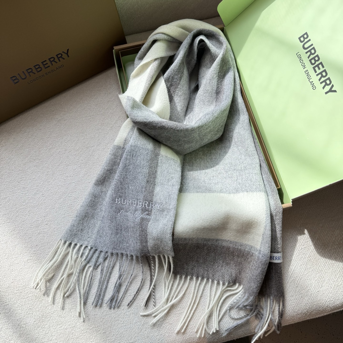 🆕Burberry · 巴宝莉新款‼️今年我们的男款真的是高端Level，重磅极品‼️妥妥的家属福利👍少