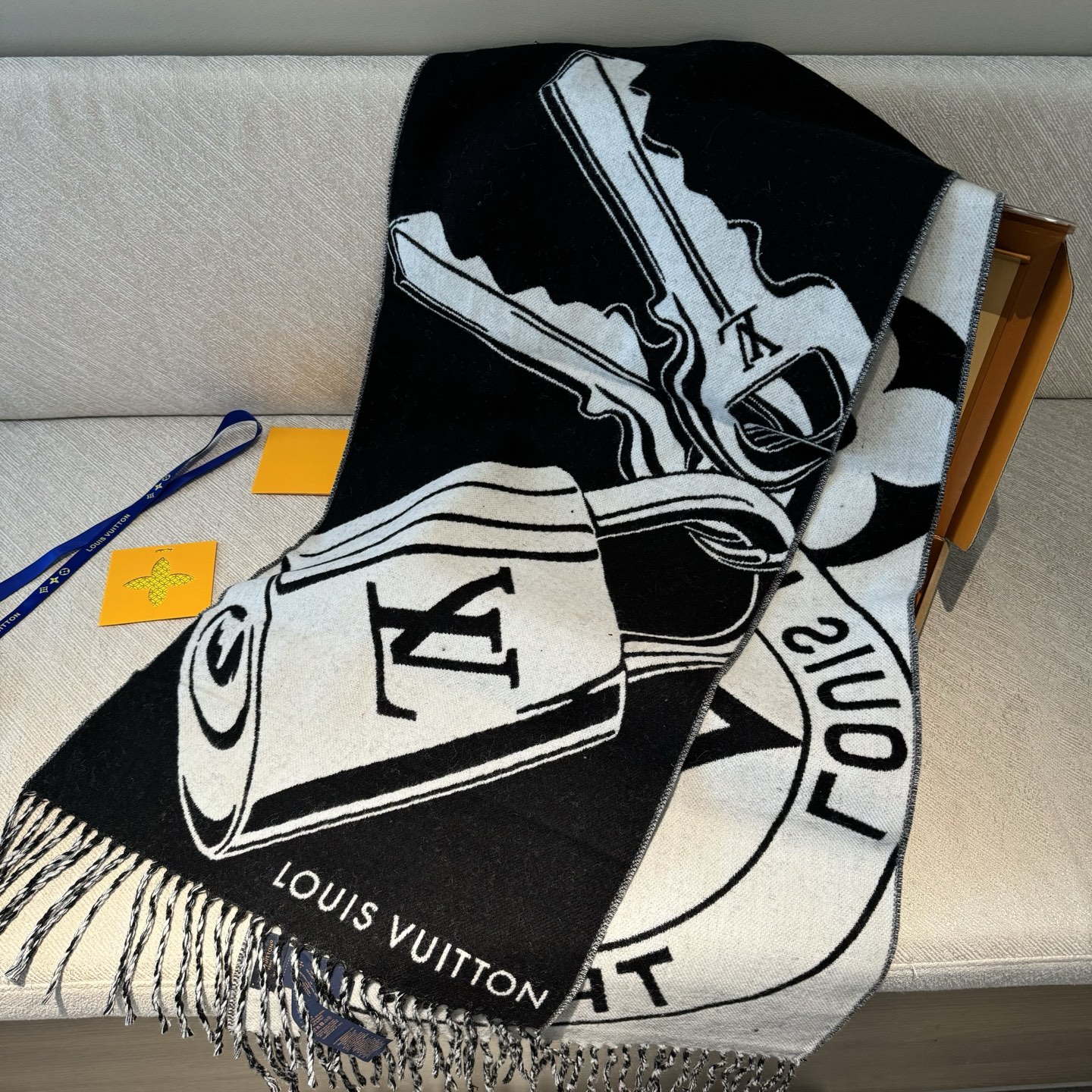 Lock And Keys 围巾取材舒暖毛绒混纺针织，一面描绘 LV 挂锁和钥匙图案，反转即现 Loui