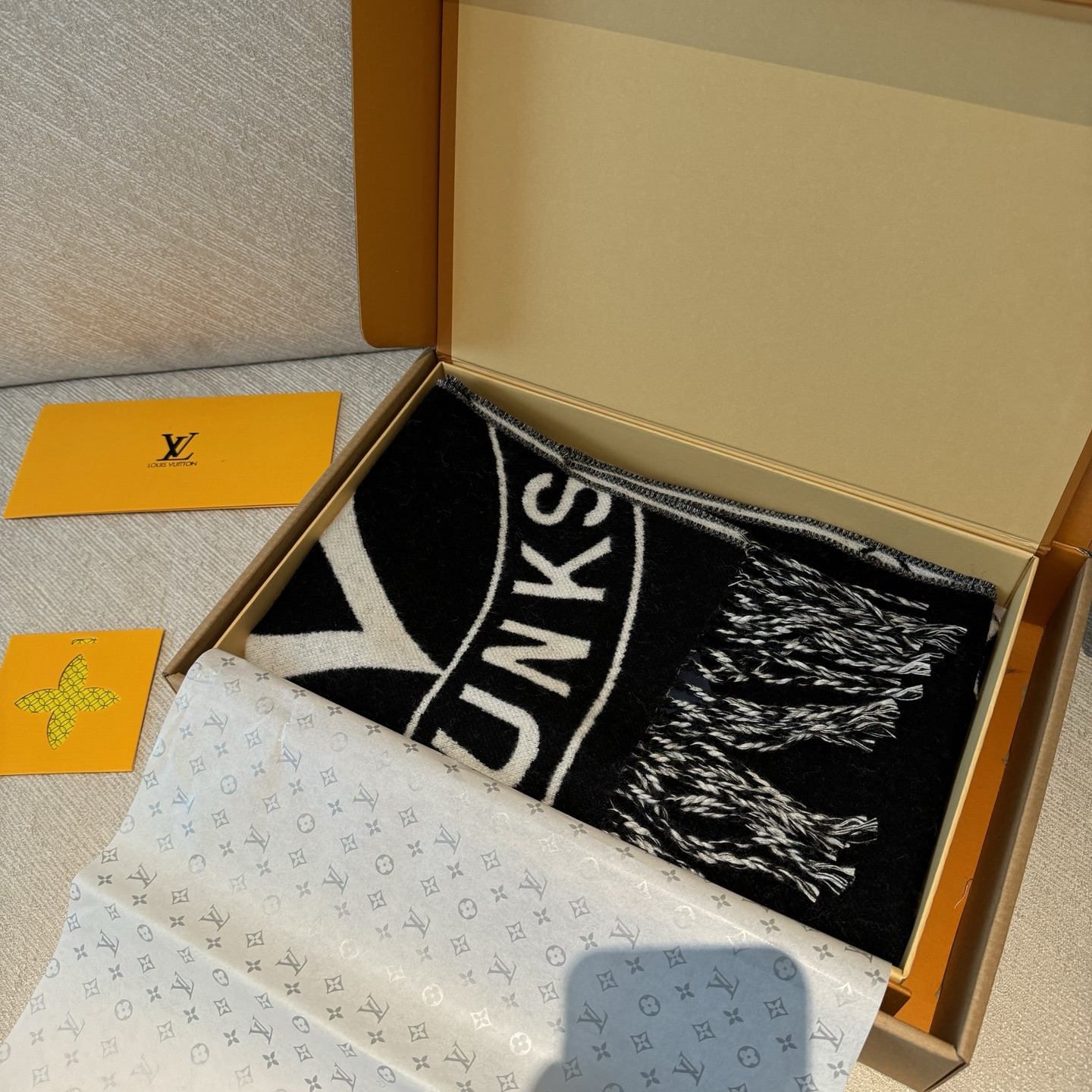 Lock And Keys 围巾取材舒暖毛绒混纺针织，一面描绘 LV 挂锁和钥匙图案，反转即现 Loui