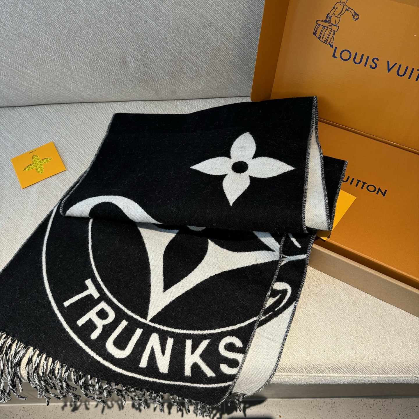 Lock And Keys 围巾取材舒暖毛绒混纺针织，一面描绘 LV 挂锁和钥匙图案，反转即现 Loui