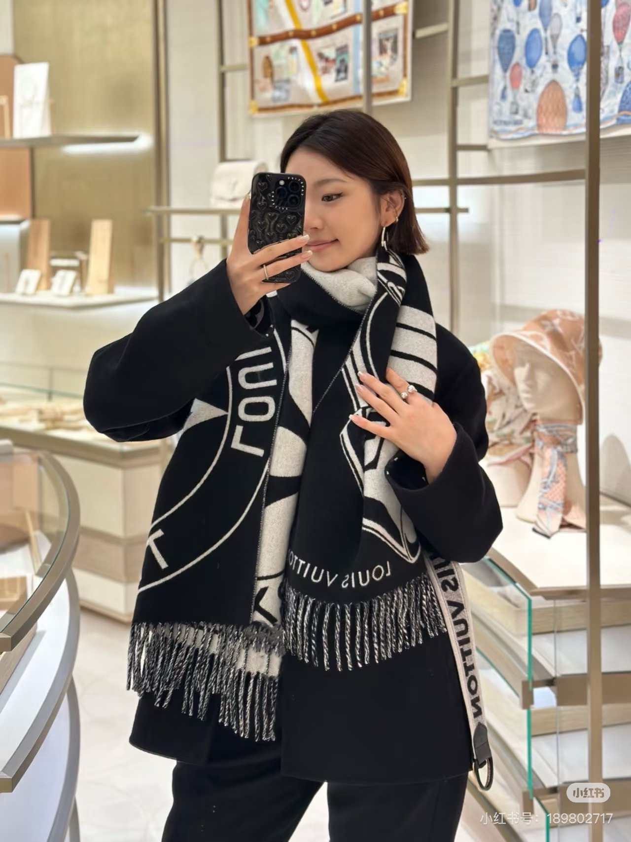 Lock And Keys 围巾取材舒暖毛绒混纺针织，一面描绘 LV 挂锁和钥匙图案，反转即现 Loui