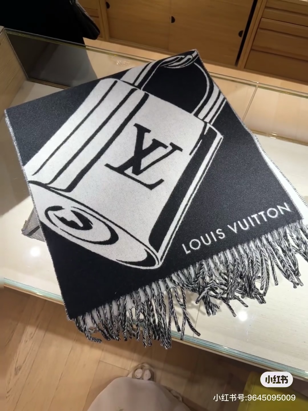 Lock And Keys 围巾取材舒暖毛绒混纺针织，一面描绘 LV 挂锁和钥匙图案，反转即现 Loui