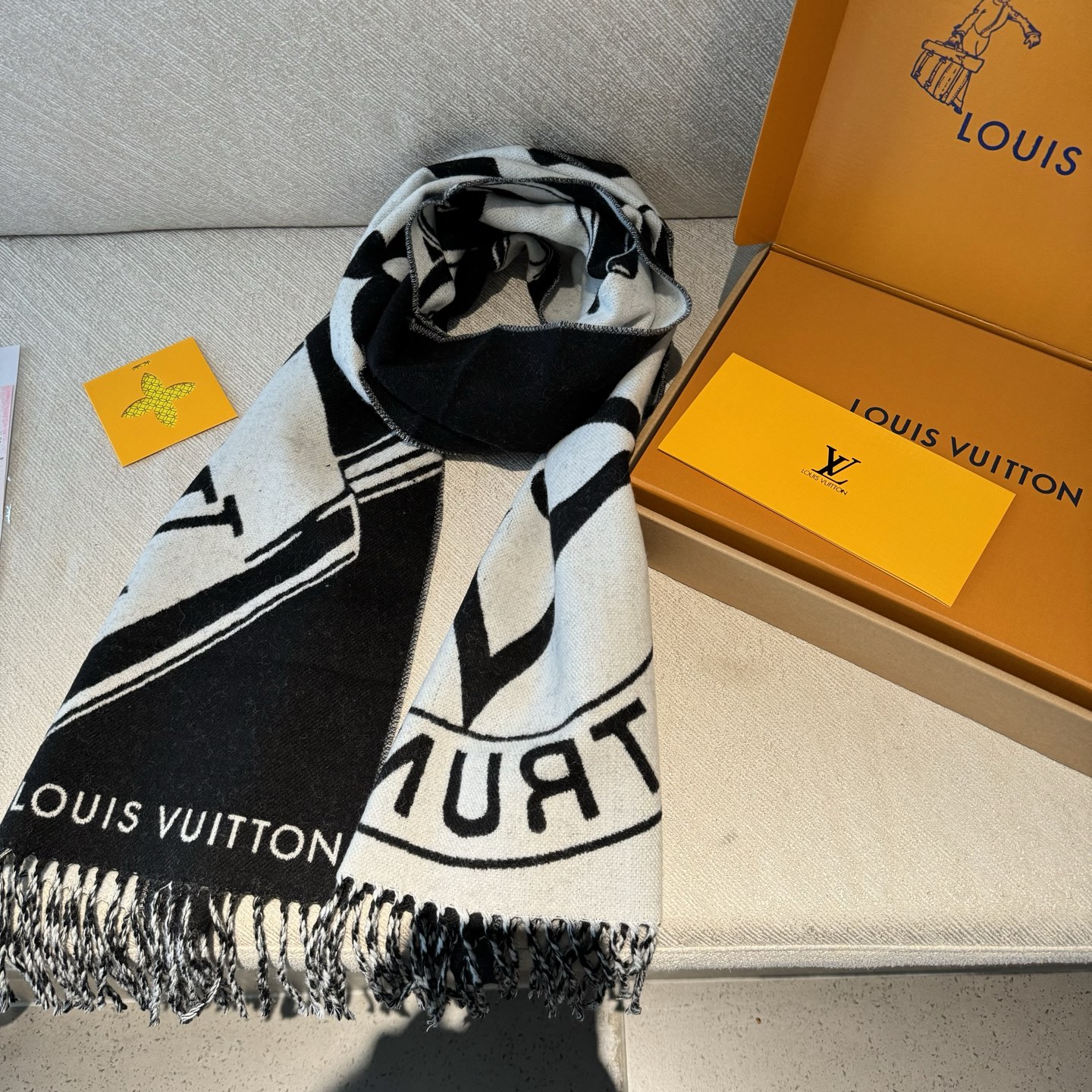 Lock And Keys 围巾取材舒暖毛绒混纺针织，一面描绘 LV 挂锁和钥匙图案，反转即现 Loui
