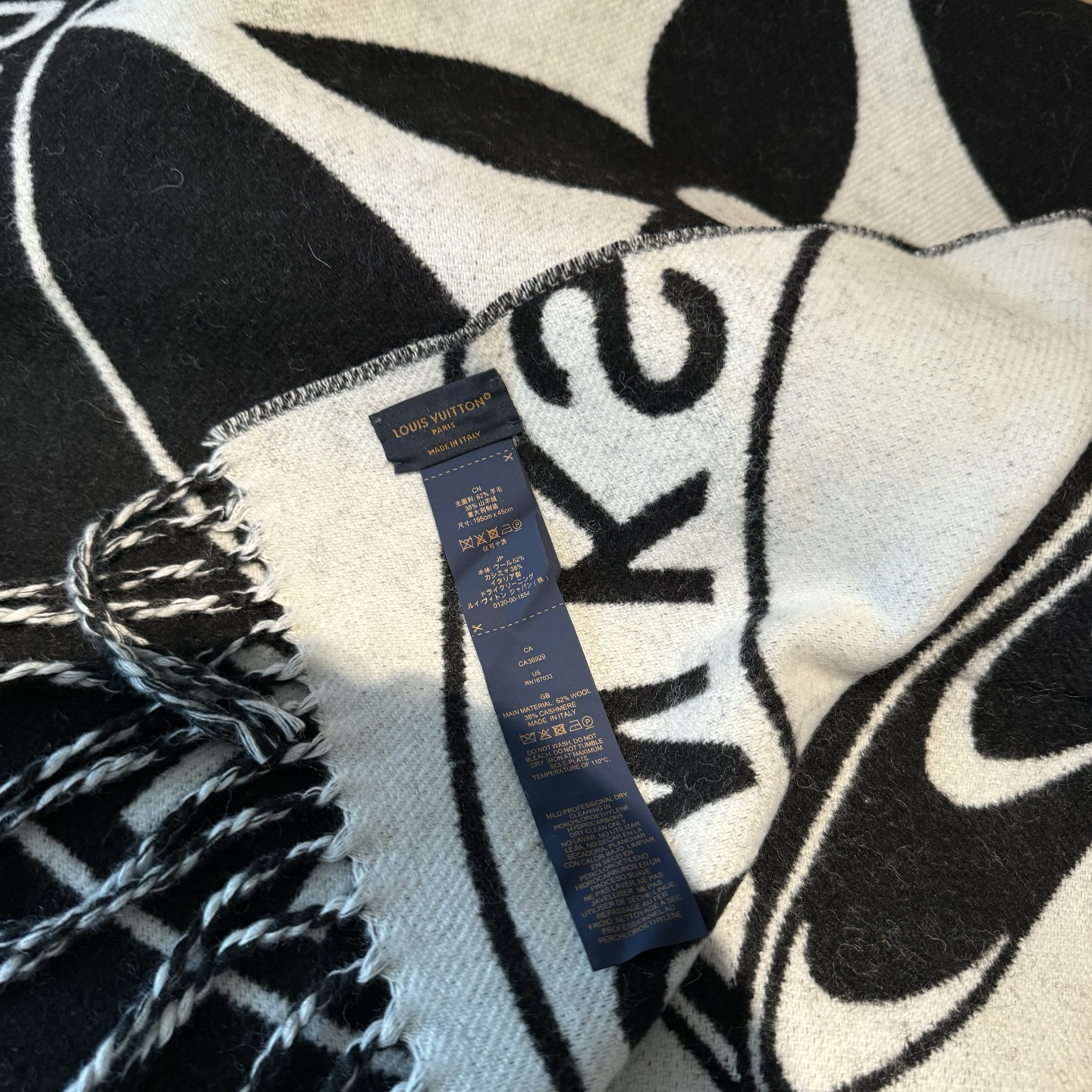 Lock And Keys 围巾取材舒暖毛绒混纺针织，一面描绘 LV 挂锁和钥匙图案，反转即现 Loui