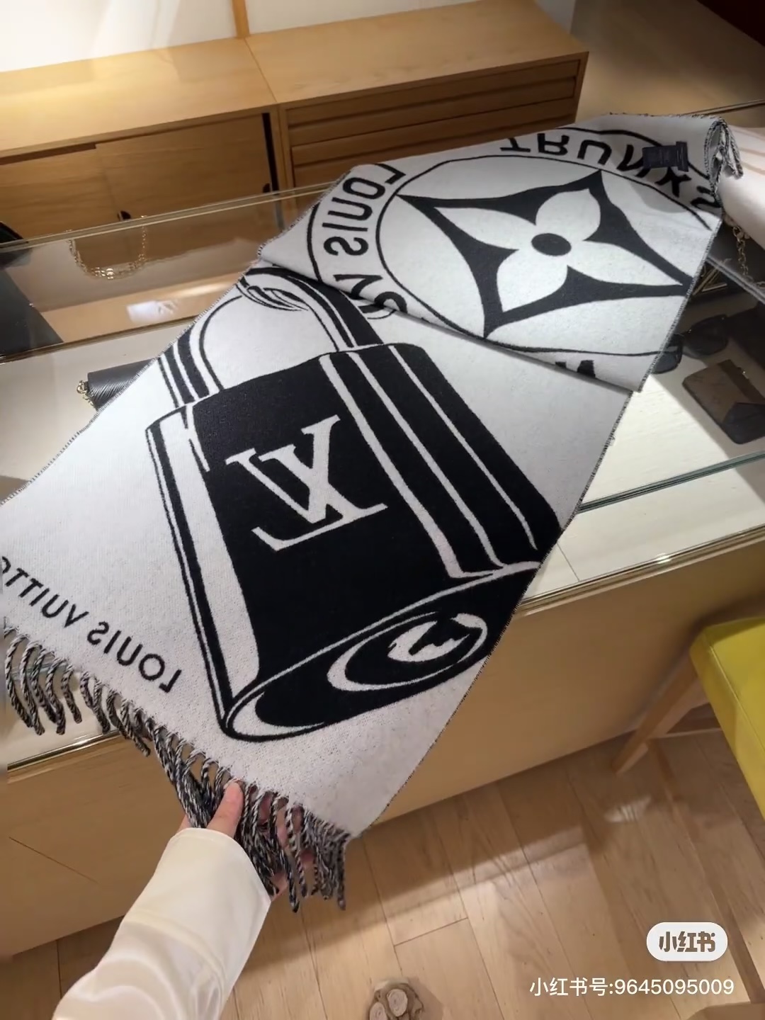 Lock And Keys 围巾取材舒暖毛绒混纺针织，一面描绘 LV 挂锁和钥匙图案，反转即现 Loui