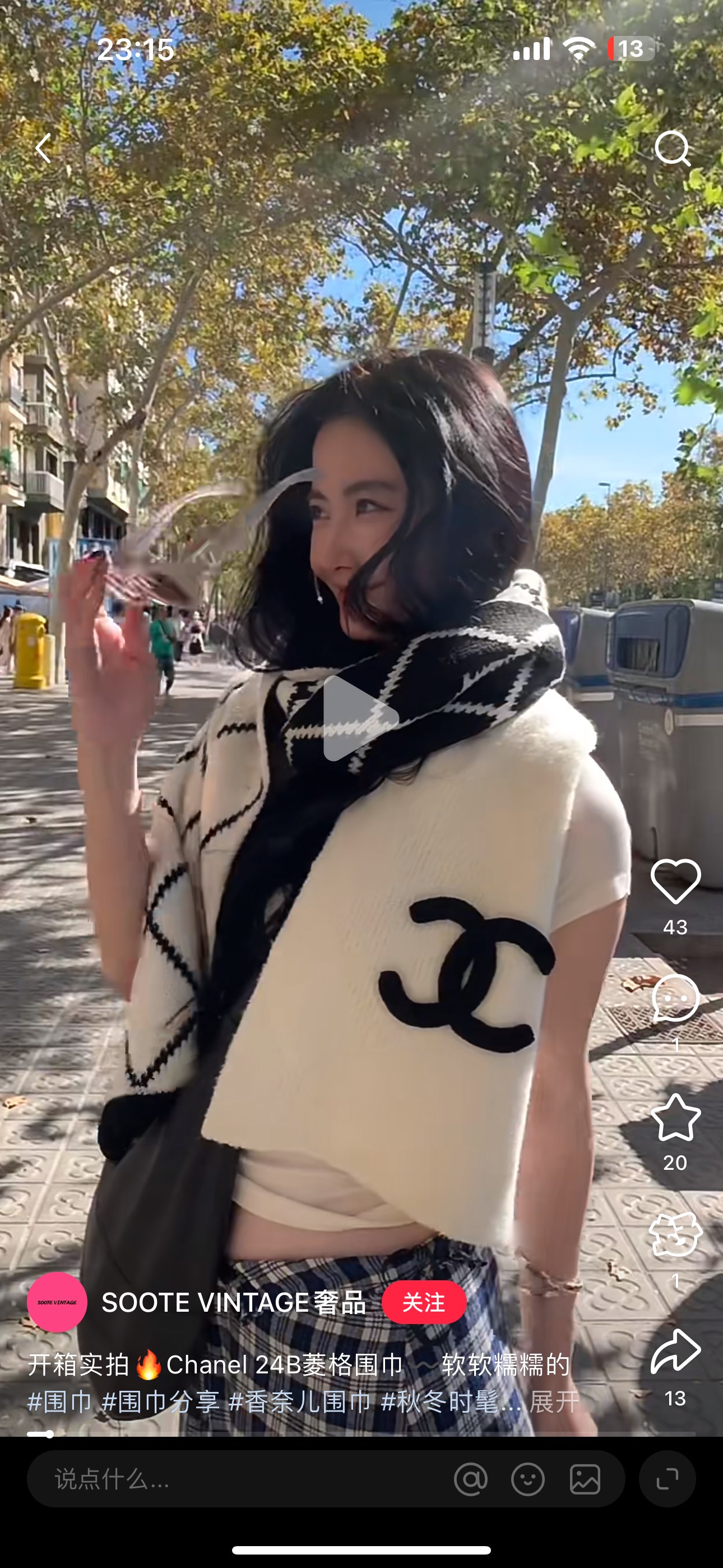 香奈儿经典菱格的包包已经成为香家历代经典不可替代的标志性图纹 这款菱格围巾 更是经典中的的高贵出品每一个