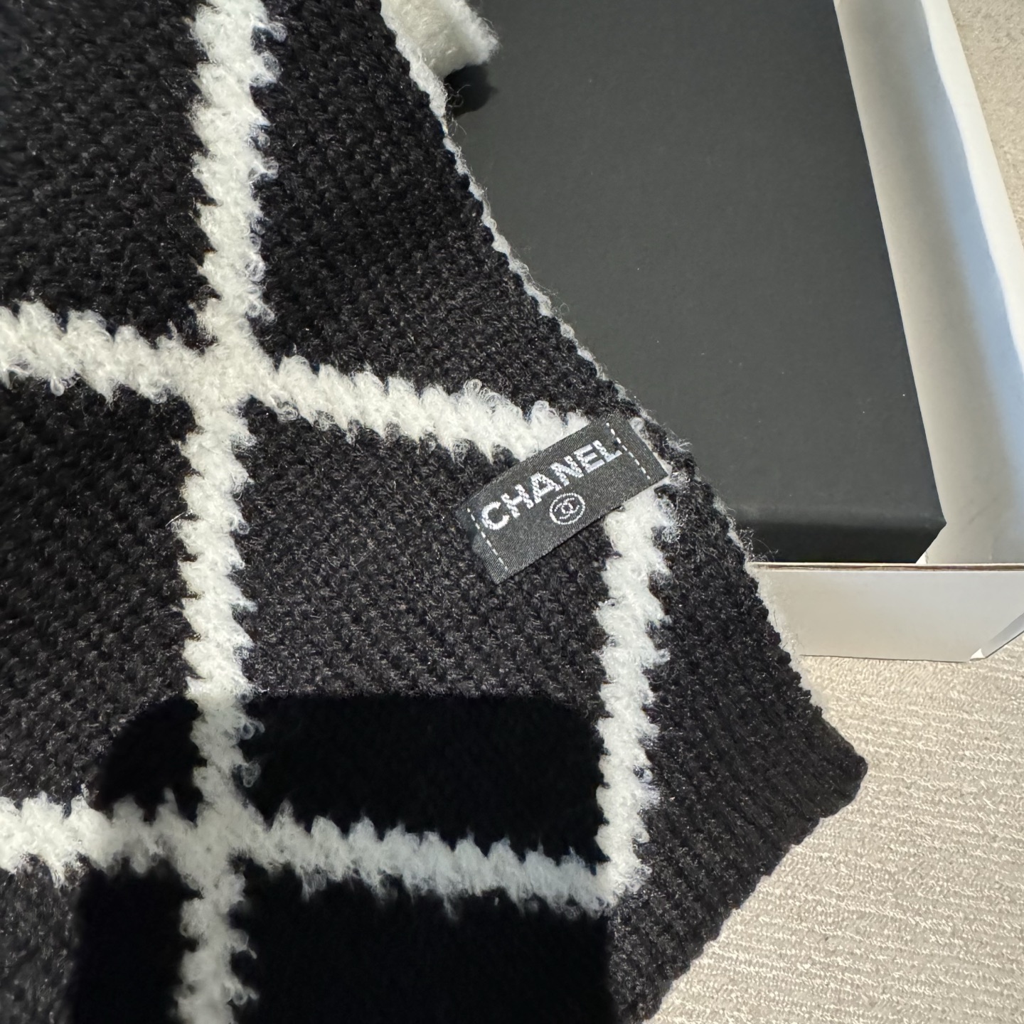 香奈儿经典菱格的包包已经成为香家历代经典不可替代的标志性图纹 这款菱格围巾 更是经典中的的高贵出品每一个