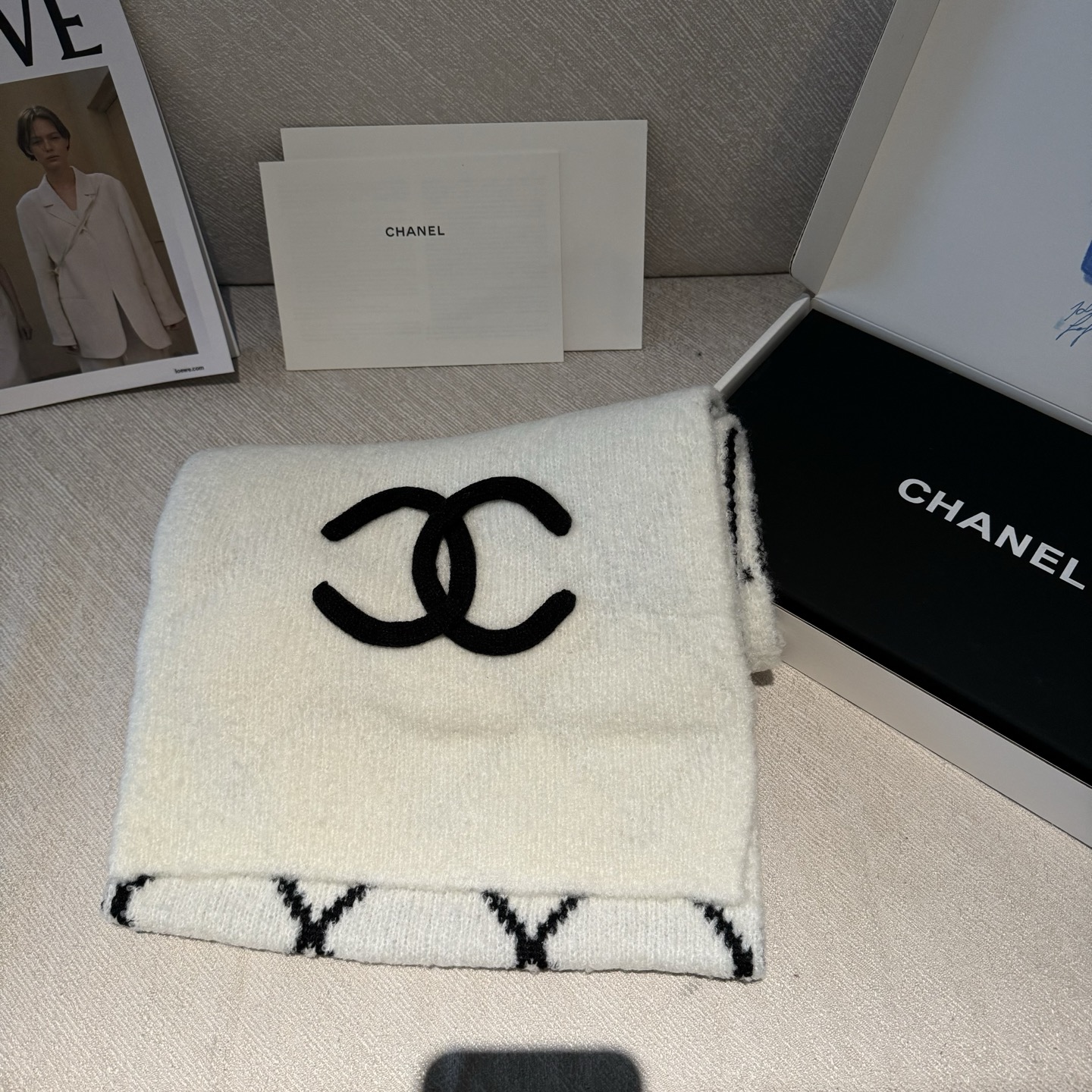 香奈儿经典菱格的包包已经成为香家历代经典不可替代的标志性图纹 这款菱格围巾 更是经典中的的高贵出品每一个