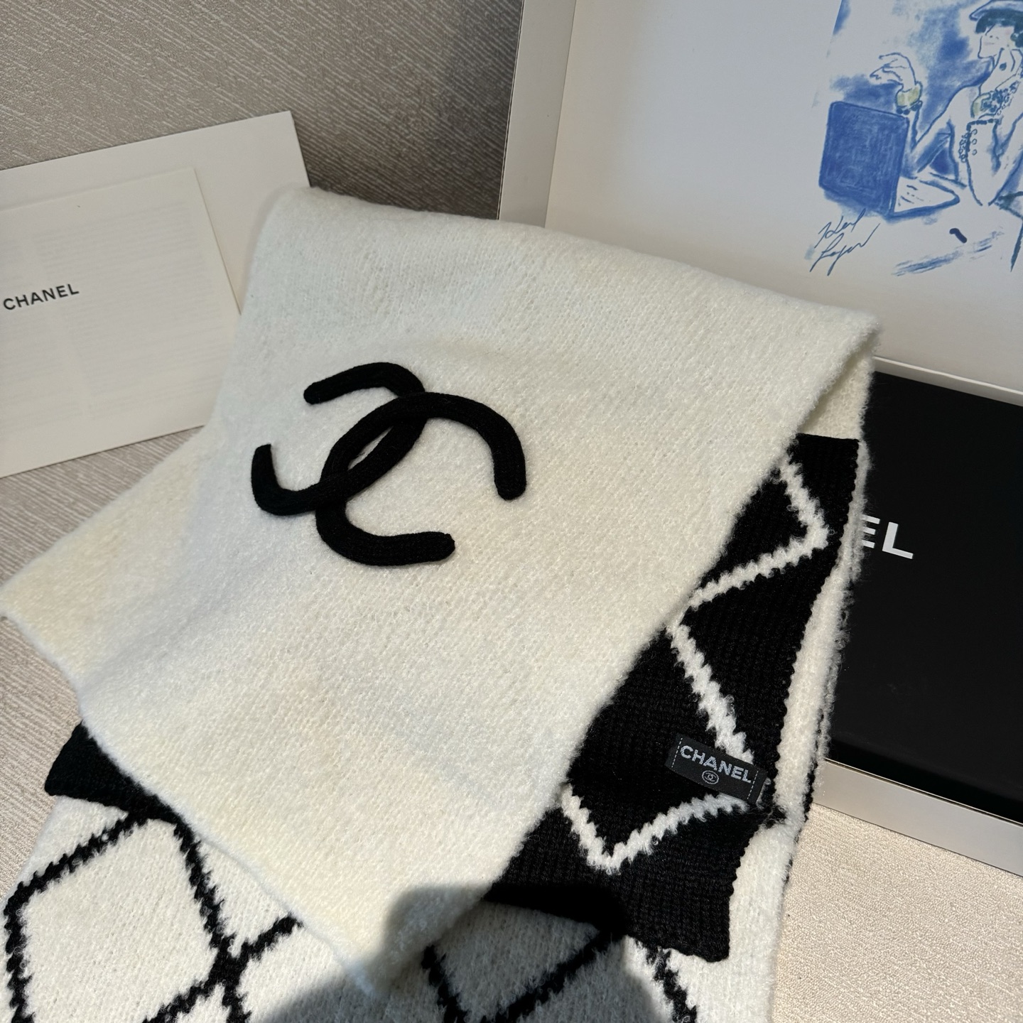 香奈儿经典菱格的包包已经成为香家历代经典不可替代的标志性图纹 这款菱格围巾 更是经典中的的高贵出品每一个