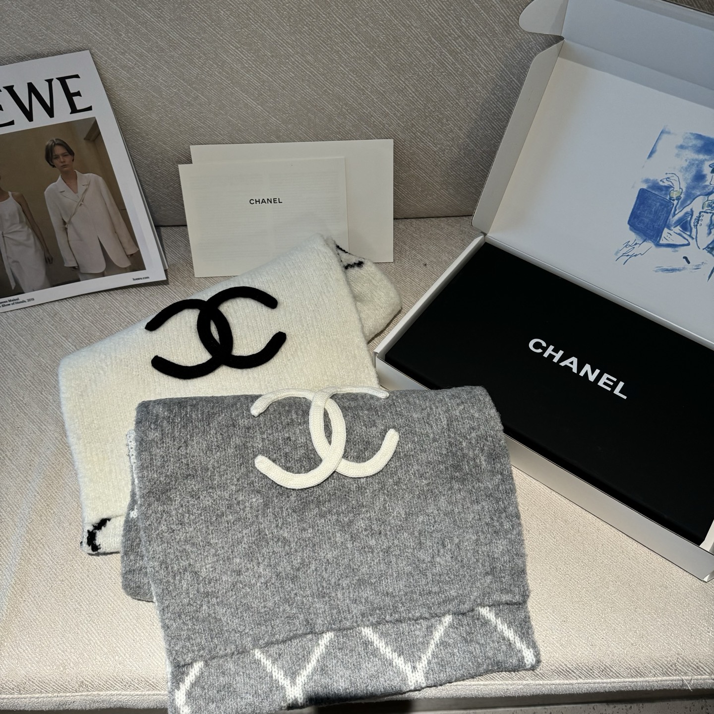 香奈儿经典菱格的包包已经成为香家历代经典不可替代的标志性图纹 这款菱格围巾 更是经典中的的高贵出品每一个