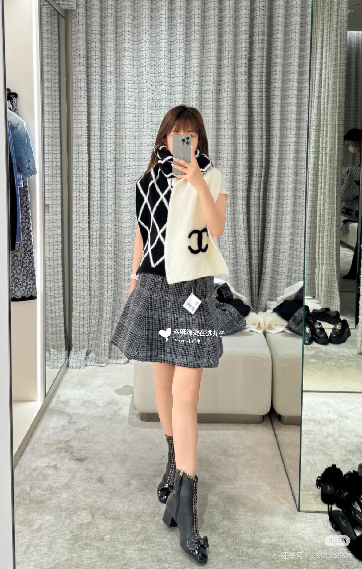 香奈儿经典菱格的包包已经成为香家历代经典不可替代的标志性图纹 这款菱格围巾 更是经典中的的高贵出品每一个