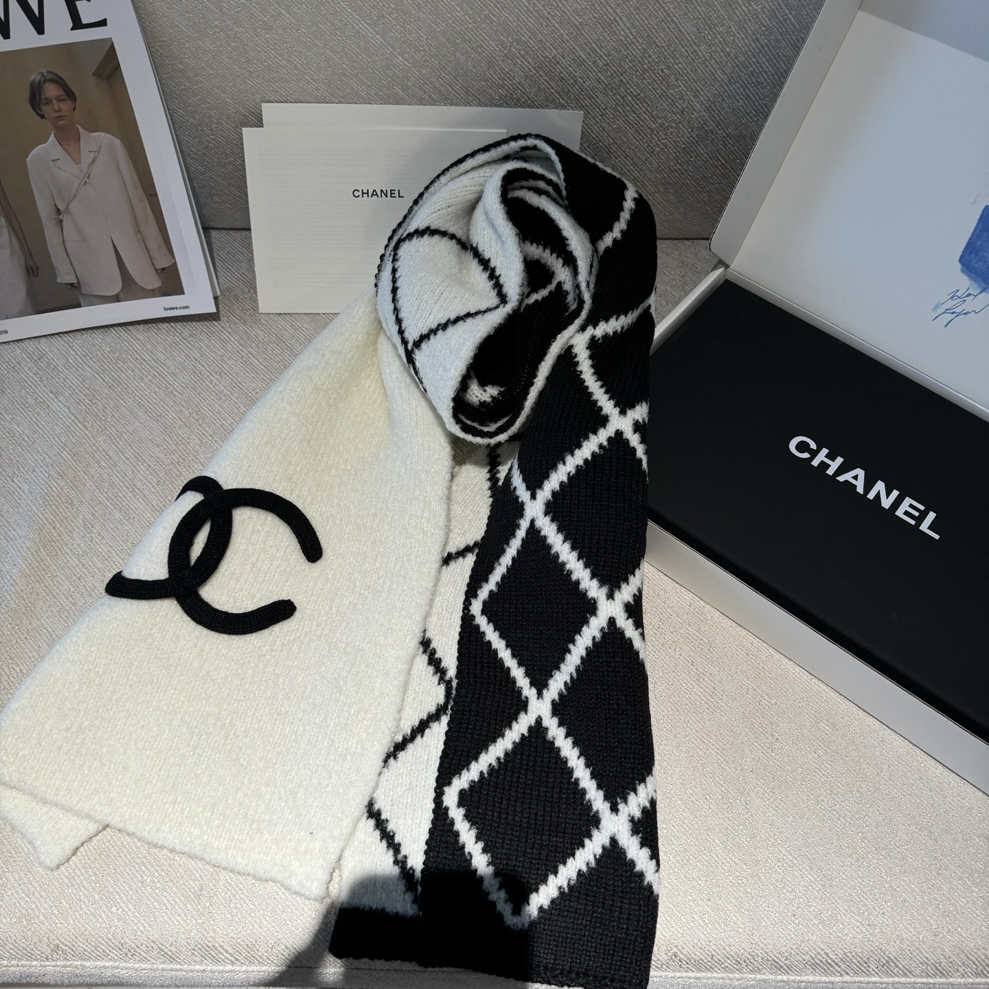 香奈儿经典菱格的包包已经成为香家历代经典不可替代的标志性图纹 这款菱格围巾 更是经典中的的高贵出品每一个