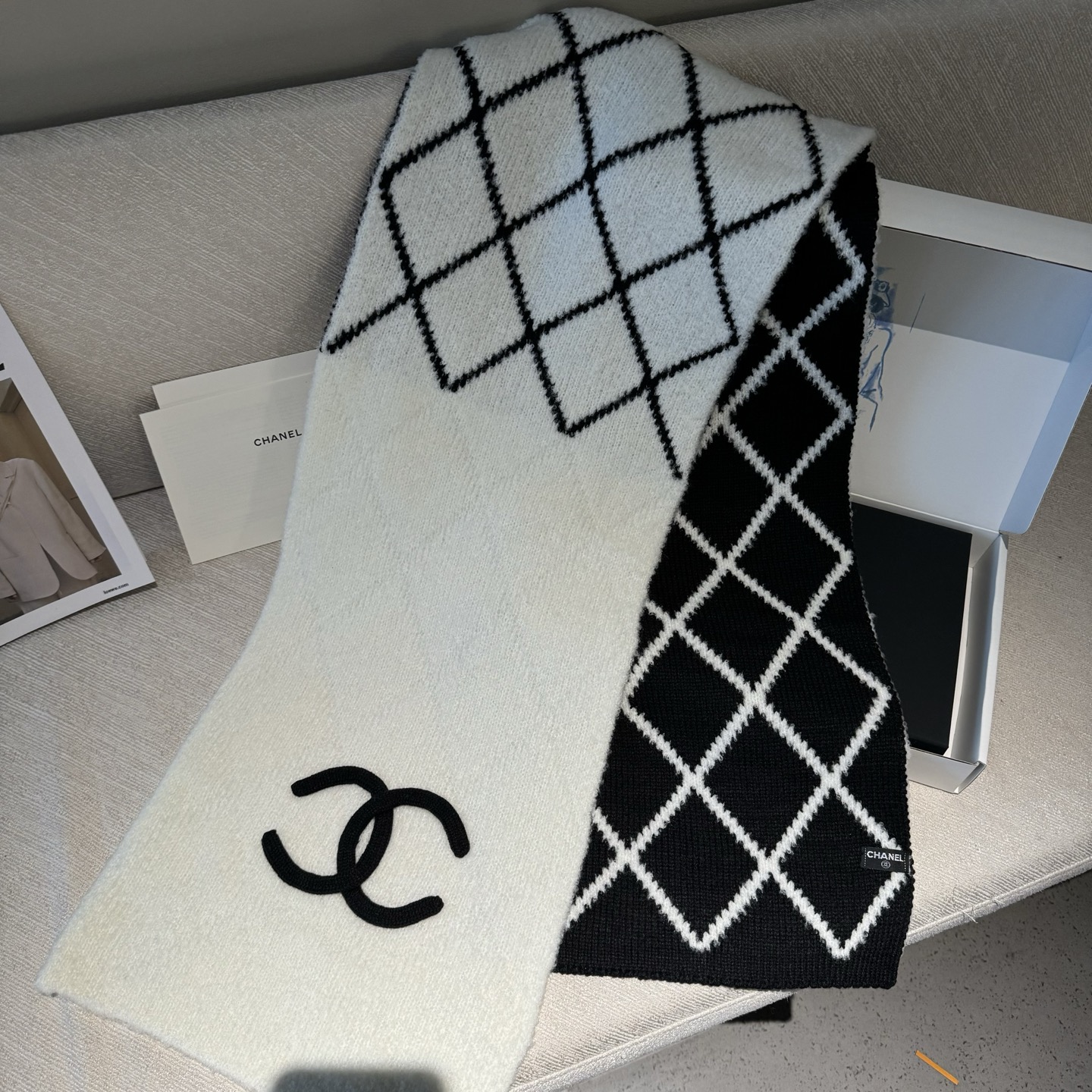 香奈儿经典菱格的包包已经成为香家历代经典不可替代的标志性图纹 这款菱格围巾 更是经典中的的高贵出品每一个