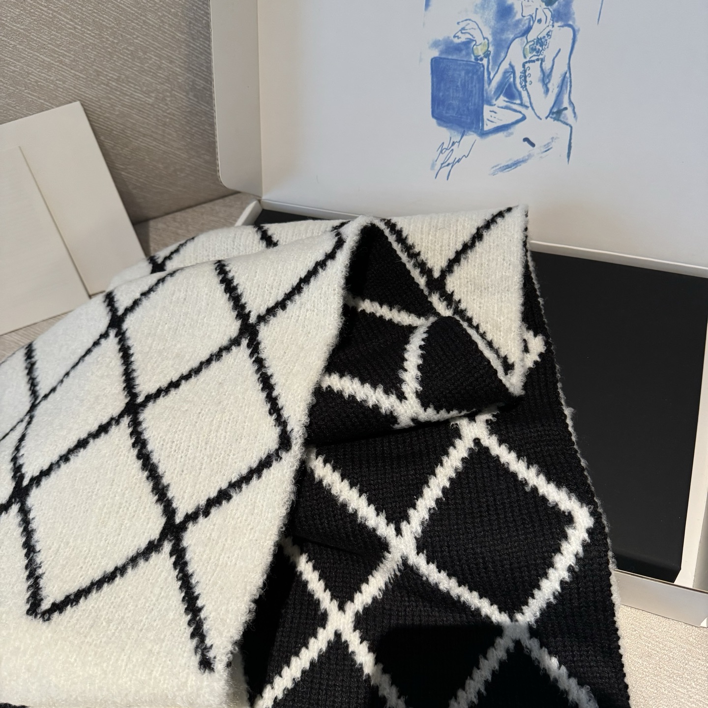 香奈儿经典菱格的包包已经成为香家历代经典不可替代的标志性图纹 这款菱格围巾 更是经典中的的高贵出品每一个