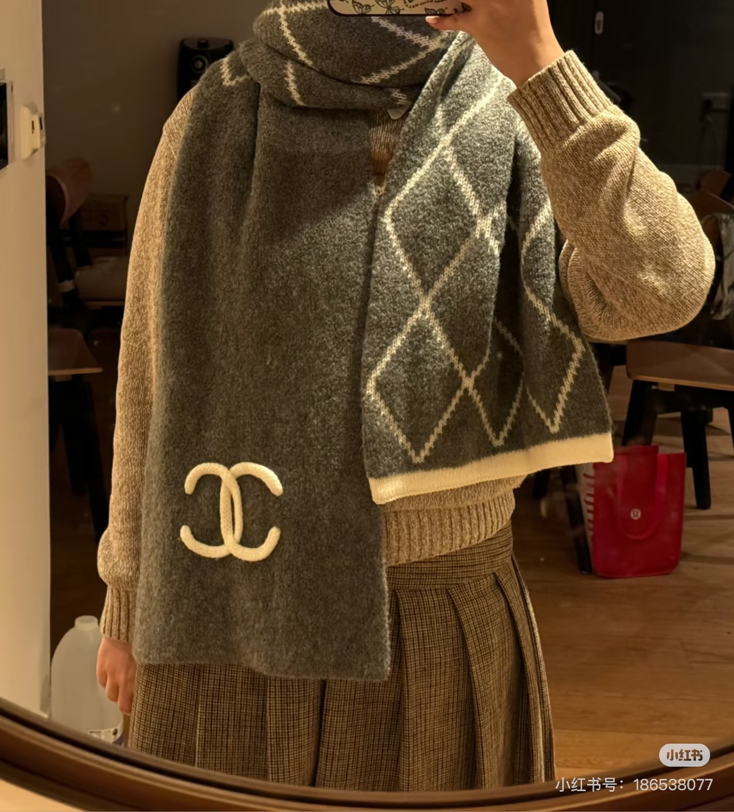 香奈儿经典菱格的包包已经成为香家历代经典不可替代的标志性图纹 这款菱格围巾 更是经典中的的高贵出品每一个