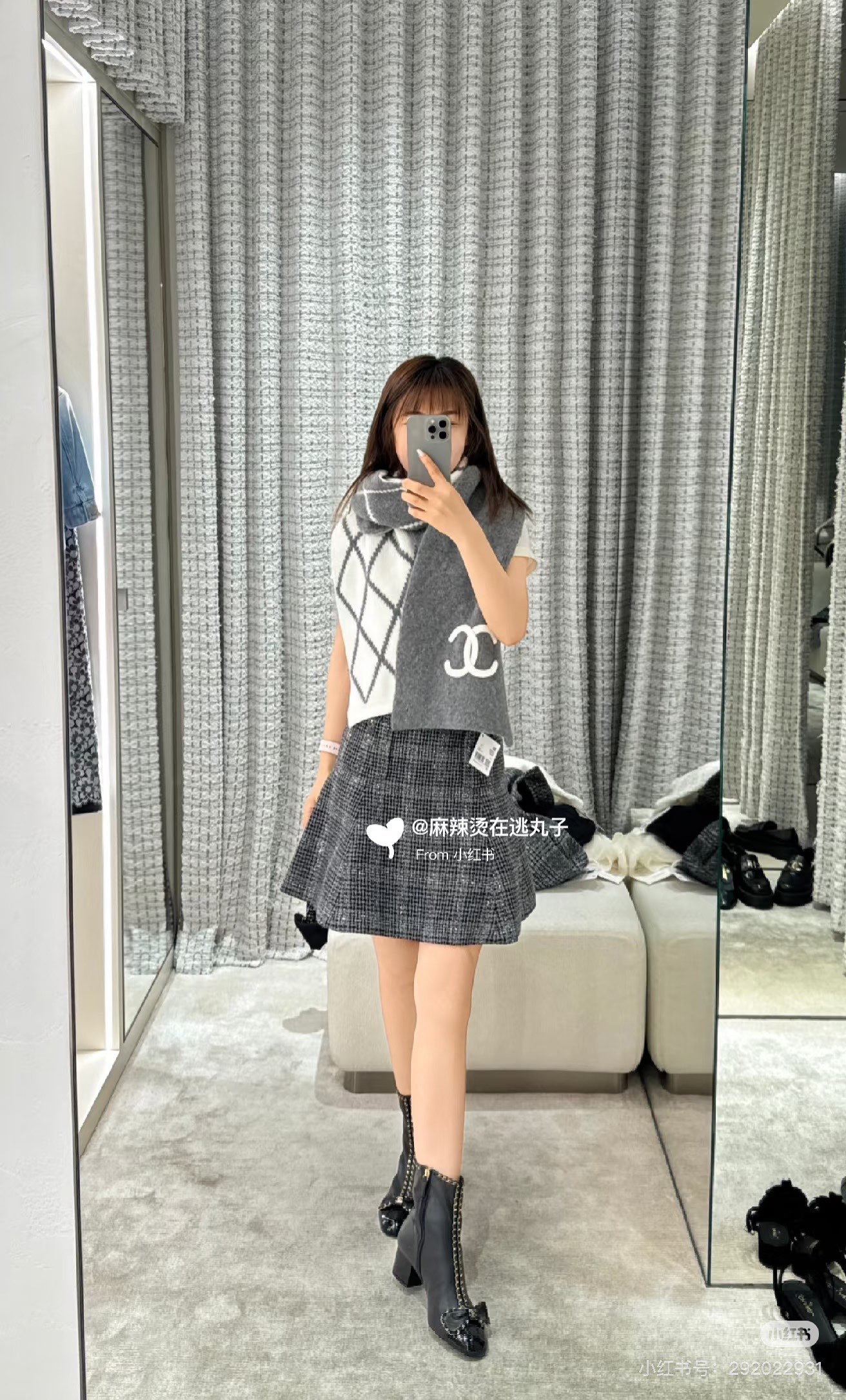 NO:602715,Chanel's classic diamond bag has become an irreplaceable iconic pattern of Chanel's classics in the past. This diamond scarf is a noble product among classics. Each brand's logo has its own story and background. Real success is to be classic and deeply rooted in people's hearts. Chanel's classic and concise Chanel logo is the representative of women in the new era. It is definitely one of the classic styles. No matter what color the coat is paired with, it is fashionable. Size 32*180  Fabric: cashmere high version scarf, high version scarf, chanel, chanel19860909香奈儿经典菱格的包包已经成为香家历代经典不可替代的标志性图纹 这款菱格围巾 更是经典中的的高贵出品 每一个品牌的logo后面都有一个属于自己的故事和背景 能做到经典而深入人心才是真正的成功 香家经典而简洁的香奈儿logo更是新时代女性的代表 绝对是经典风格之一 无论搭配什么色调的大衣都是大气时尚 尺寸32*180 面料:羊绒高版本围巾,高版本围巾,chanel,chanel,scarf