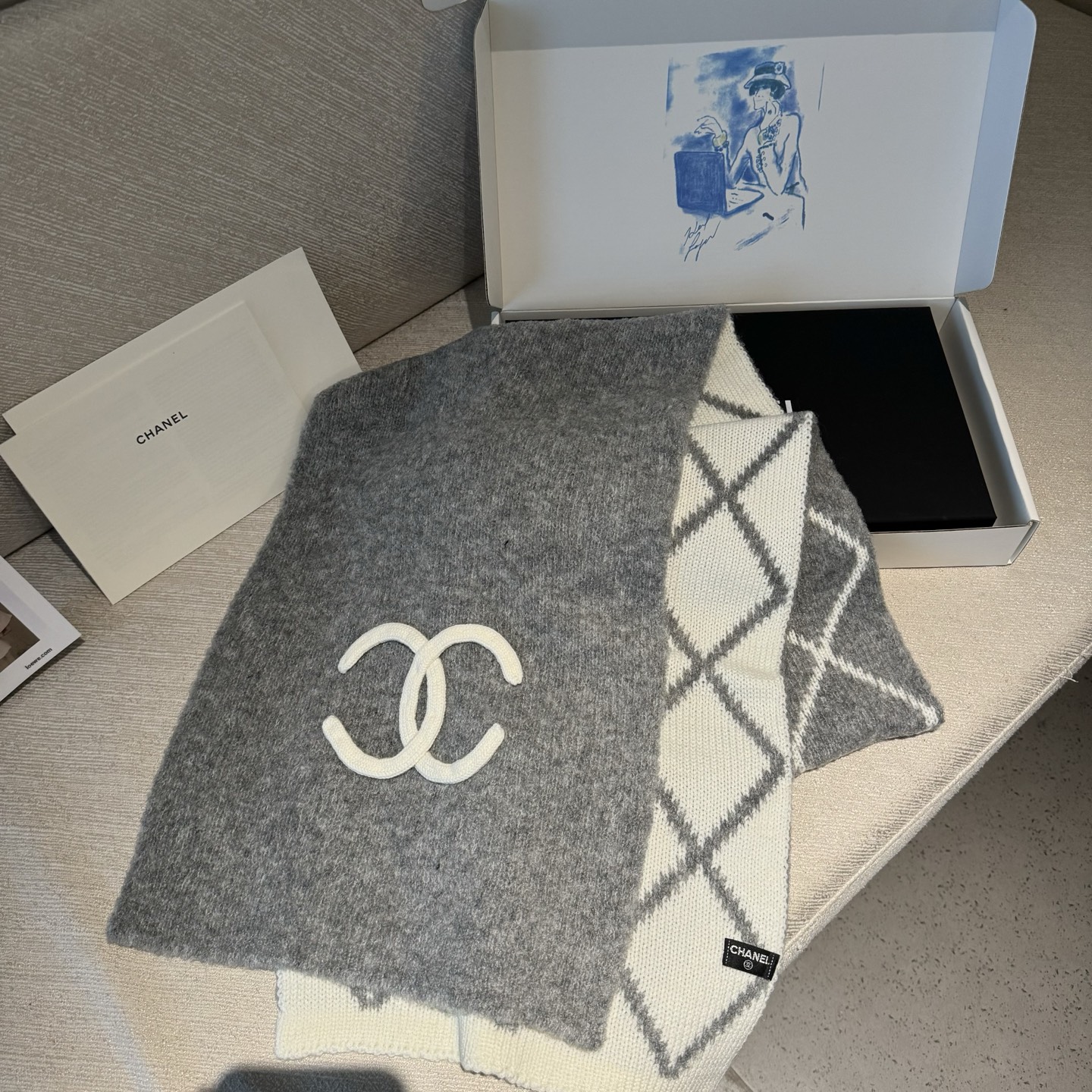 香奈儿经典菱格的包包已经成为香家历代经典不可替代的标志性图纹 这款菱格围巾 更是经典中的的高贵出品每一个