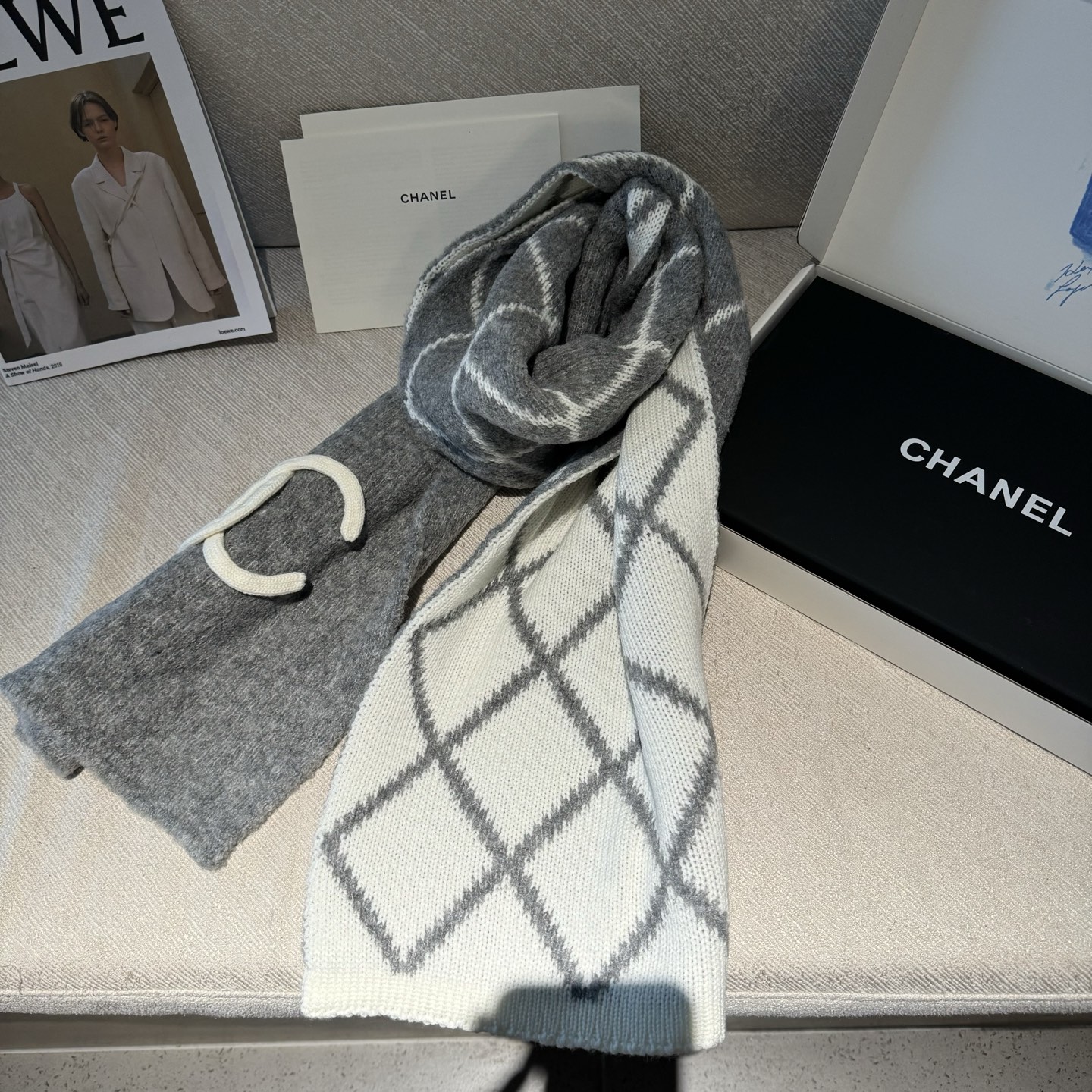 香奈儿经典菱格的包包已经成为香家历代经典不可替代的标志性图纹 这款菱格围巾 更是经典中的的高贵出品每一个