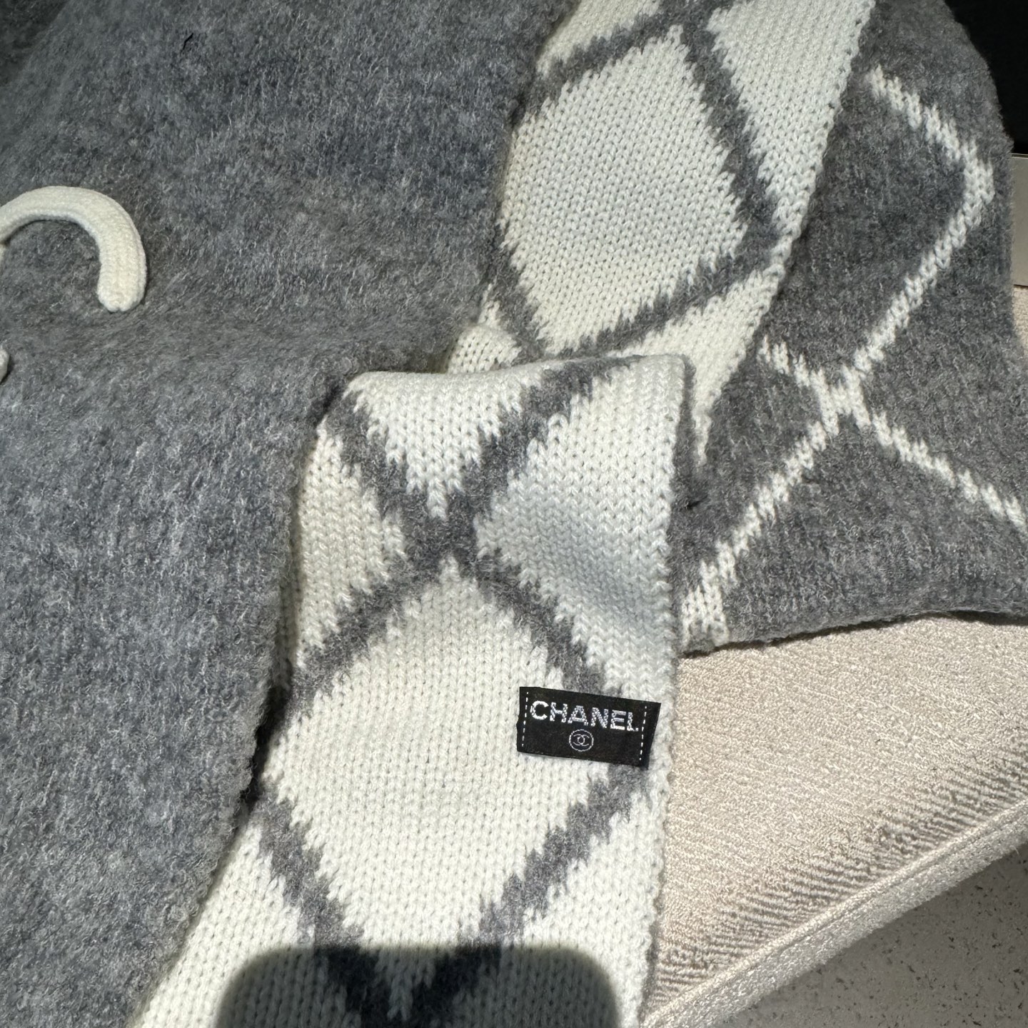 香奈儿经典菱格的包包已经成为香家历代经典不可替代的标志性图纹 这款菱格围巾 更是经典中的的高贵出品每一个