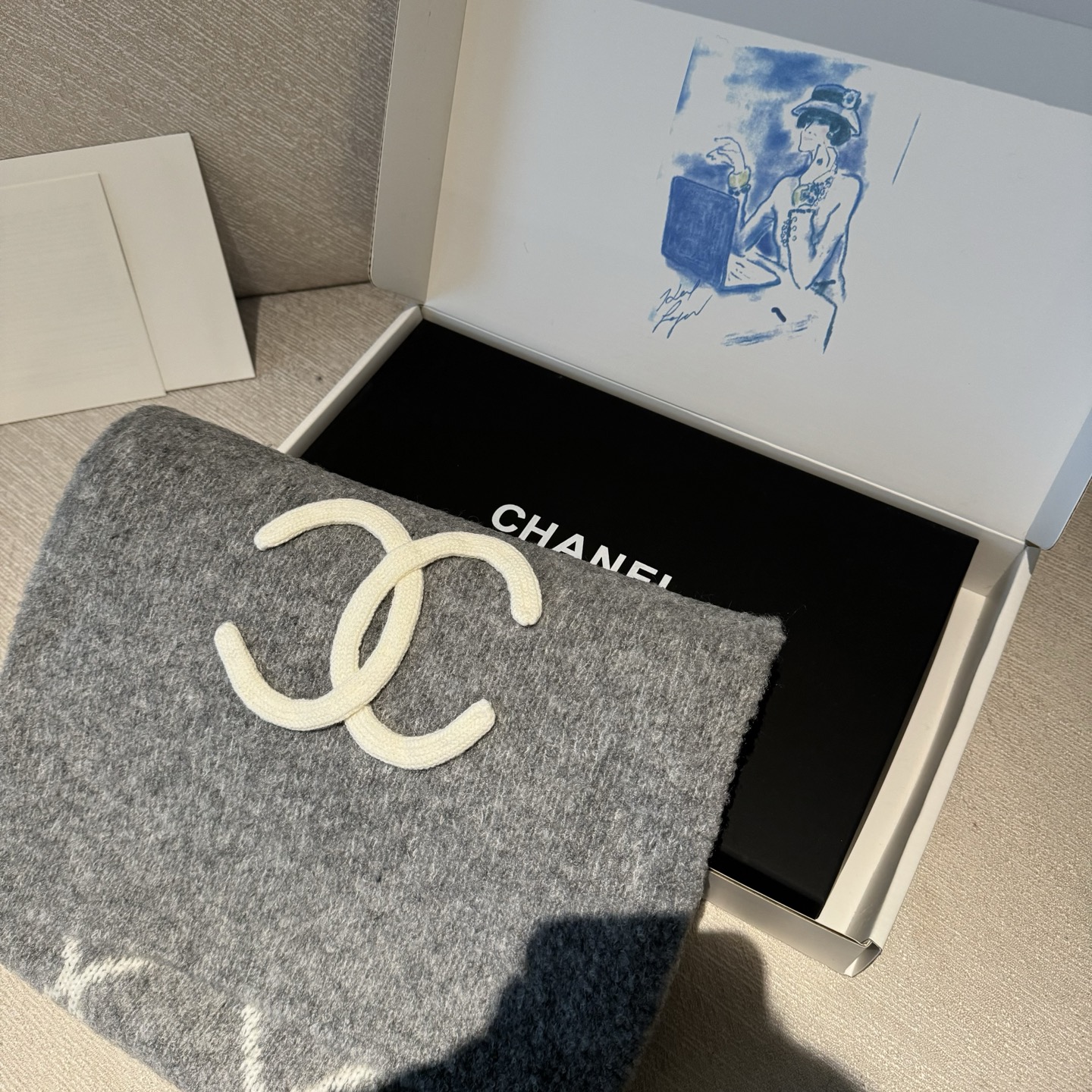 香奈儿经典菱格的包包已经成为香家历代经典不可替代的标志性图纹 这款菱格围巾 更是经典中的的高贵出品每一个