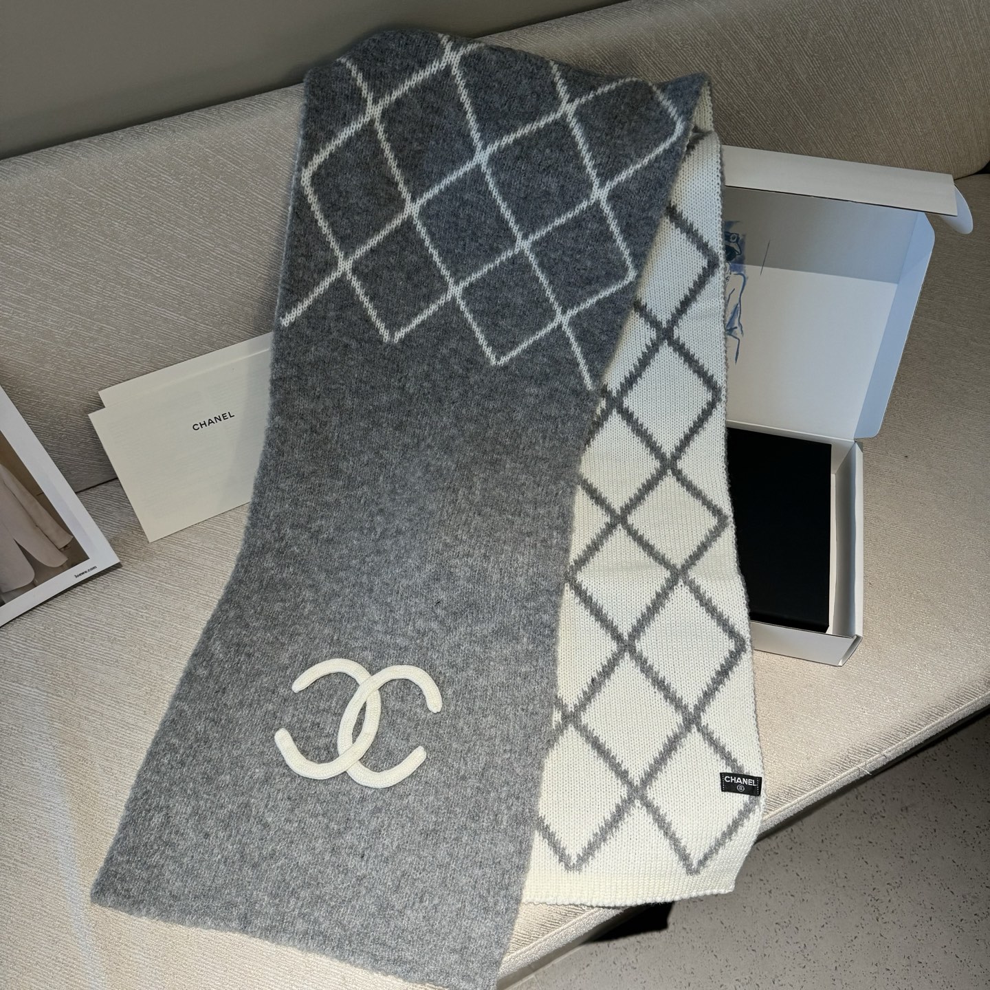 香奈儿经典菱格的包包已经成为香家历代经典不可替代的标志性图纹 这款菱格围巾 更是经典中的的高贵出品每一个