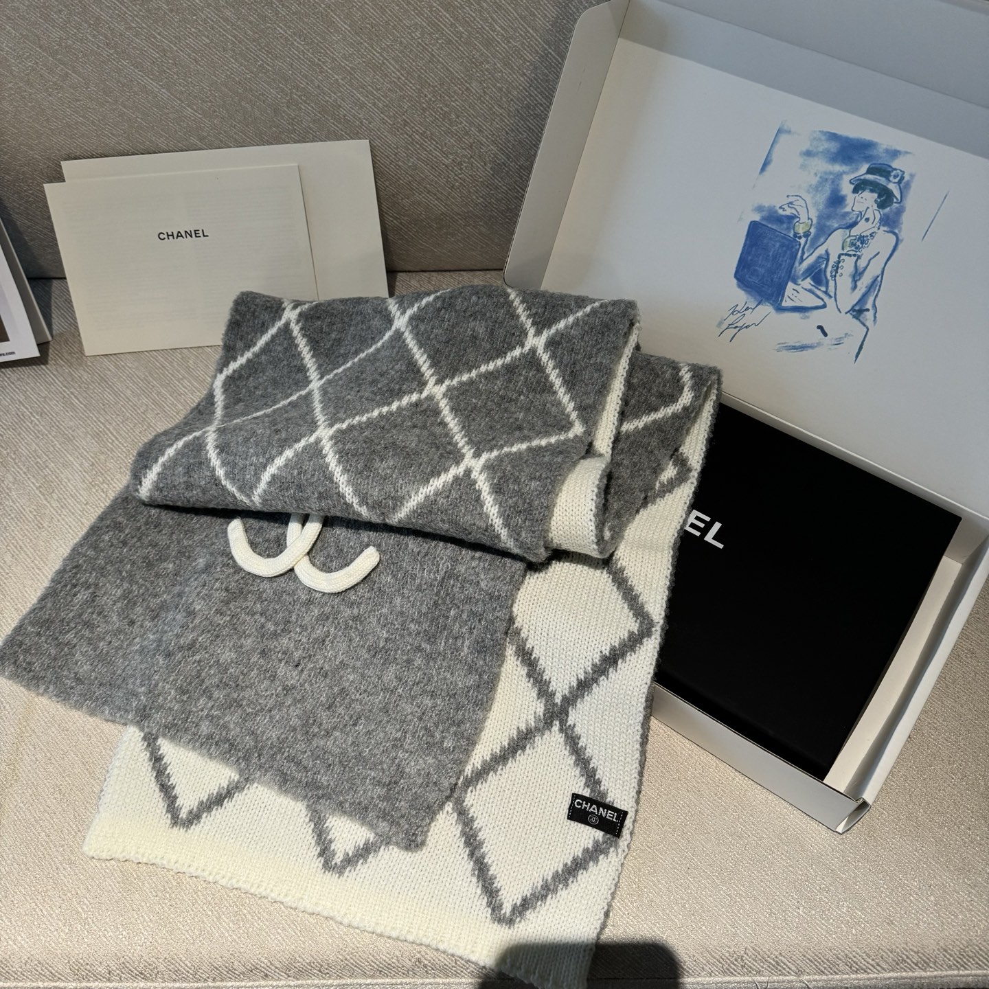 香奈儿经典菱格的包包已经成为香家历代经典不可替代的标志性图纹 这款菱格围巾 更是经典中的的高贵出品每一个