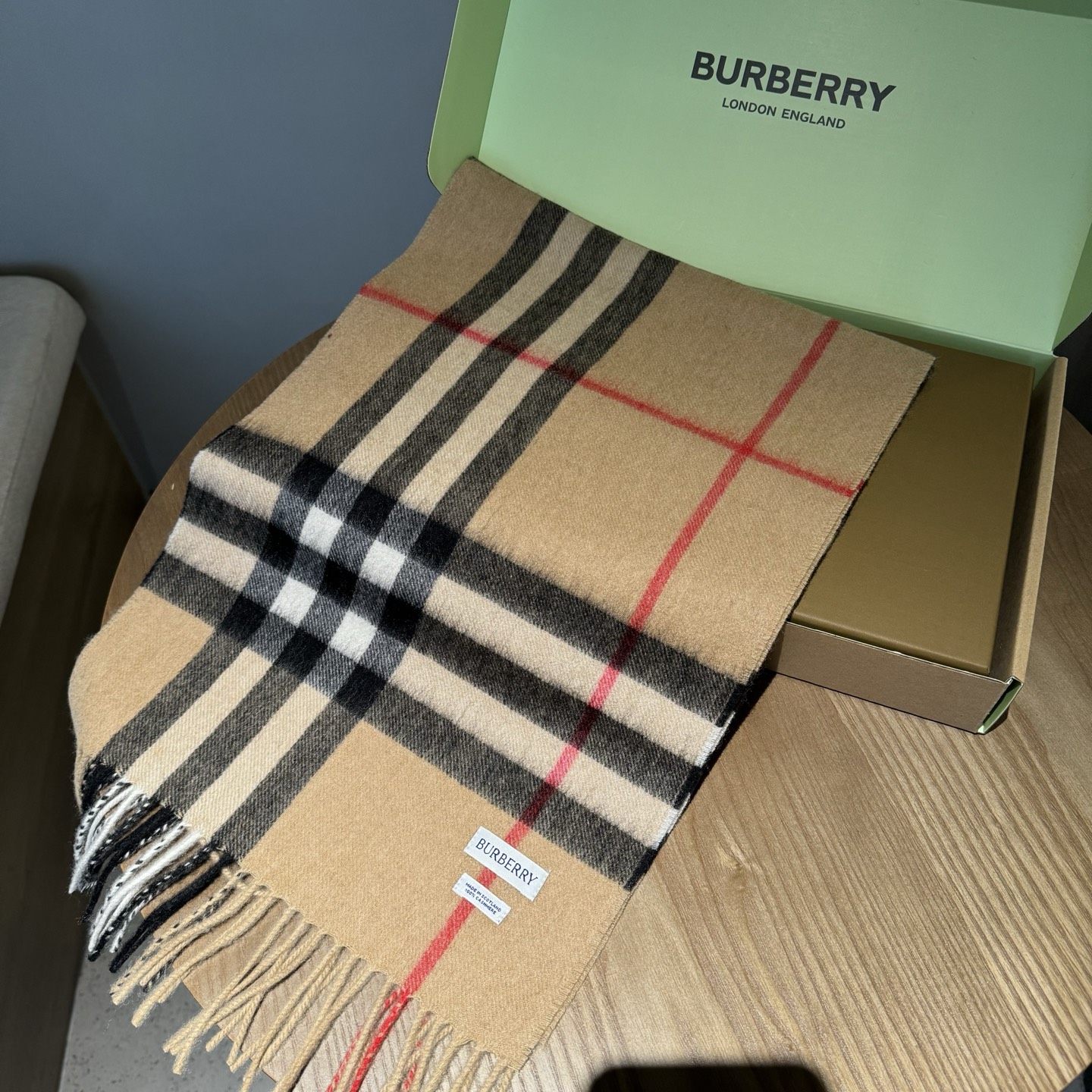 Burberry 巴宝莉 的不能再 了 颜色齐全 说不是 都没人信 每年都供不应求 只因为品质过硬 简单低调、 格纹 各位小主再看细节 这个绒感 这个印染 还真不是那些低俗货可以比的 价格不低但是底气十足 要好货的 聚集到这里来 保证你卖到心情飞起来～调皮