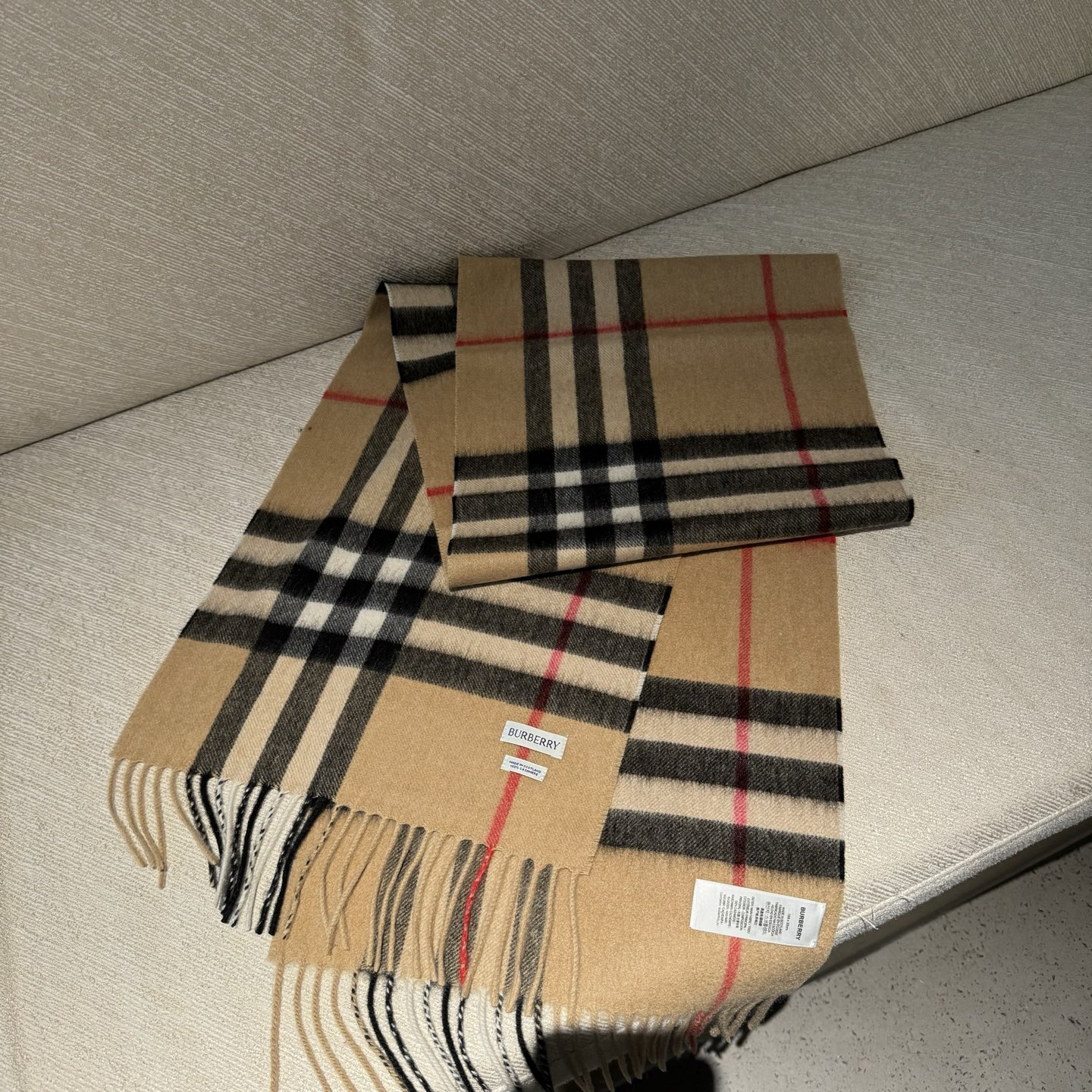 Burberry 巴宝莉 的不能再 了 颜色齐全 说不是 都没人信 每年都供不应求 只因为品质过硬 简单低调、 格纹 各位小主再看细节 这个绒感 这个印染 还真不是那些低俗货可以比的 价格不低但是底气十足 要好货的 聚集到这里来 保证你卖到心情飞起来～调皮