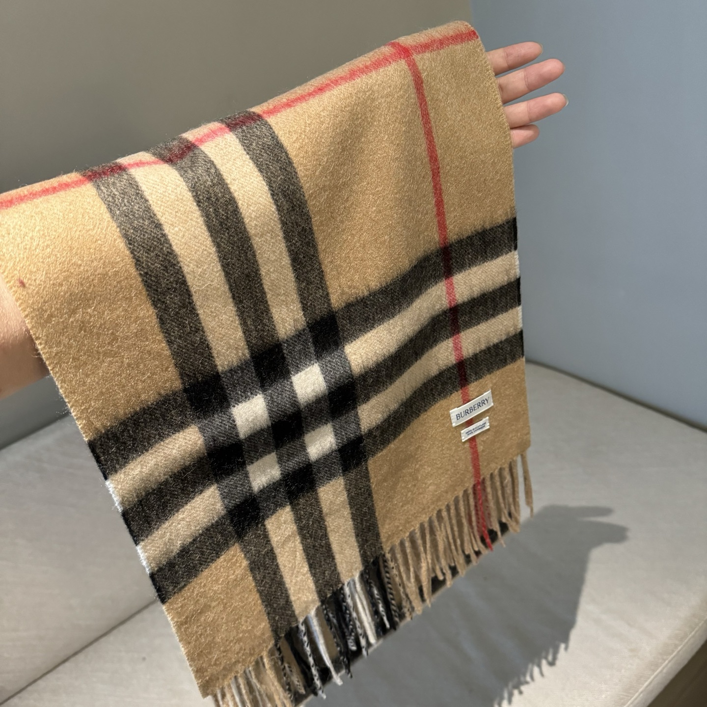 Burberry 巴宝莉 的不能再 了 颜色齐全 说不是 都没人信 每年都供不应求 只因为品质过硬 简单低调、 格纹 各位小主再看细节 这个绒感 这个印染 还真不是那些低俗货可以比的 价格不低但是底气十足 要好货的 聚集到这里来 保证你卖到心情飞起来～调皮