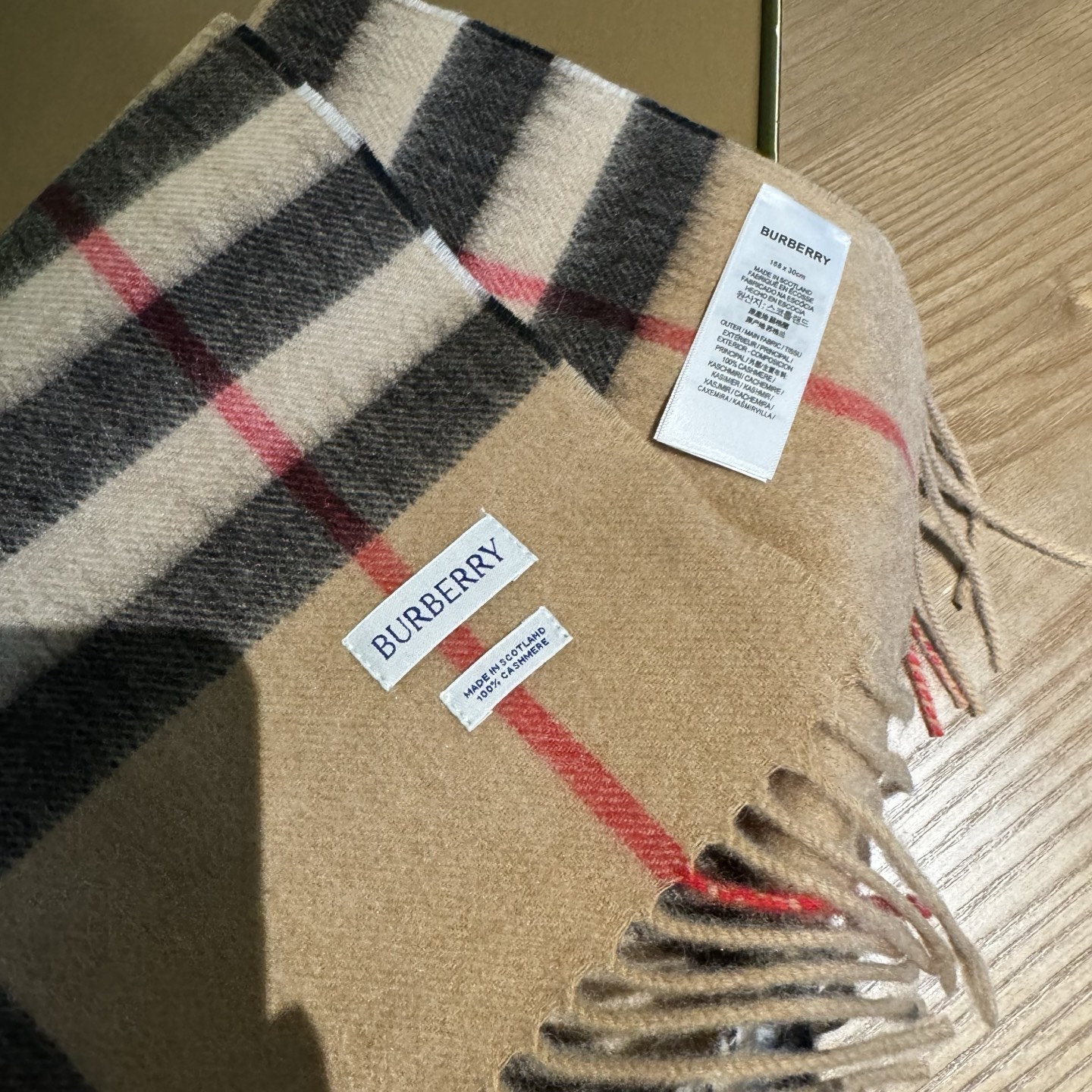 Burberry 巴宝莉 的不能再 了 颜色齐全 说不是 都没人信 每年都供不应求 只因为品质过硬 简单低调、 格纹 各位小主再看细节 这个绒感 这个印染 还真不是那些低俗货可以比的 价格不低但是底气十足 要好货的 聚集到这里来 保证你卖到心情飞起来～调皮