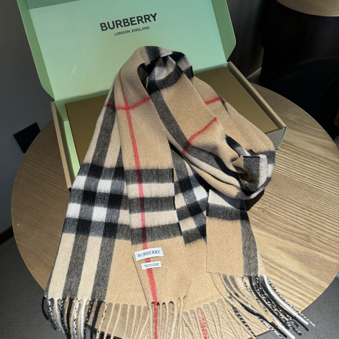 Burberry 巴宝莉 的不能再 了 颜色齐全 说不是 都没人信 每年都供不应求 只因为品质过硬 简单低调、 格纹 各位小主再看细节 这个绒感 这个印染 还真不是那些低俗货可以比的 价格不低但是底气十足 要好货的 聚集到这里来 保证你卖到心情飞起来～调皮
