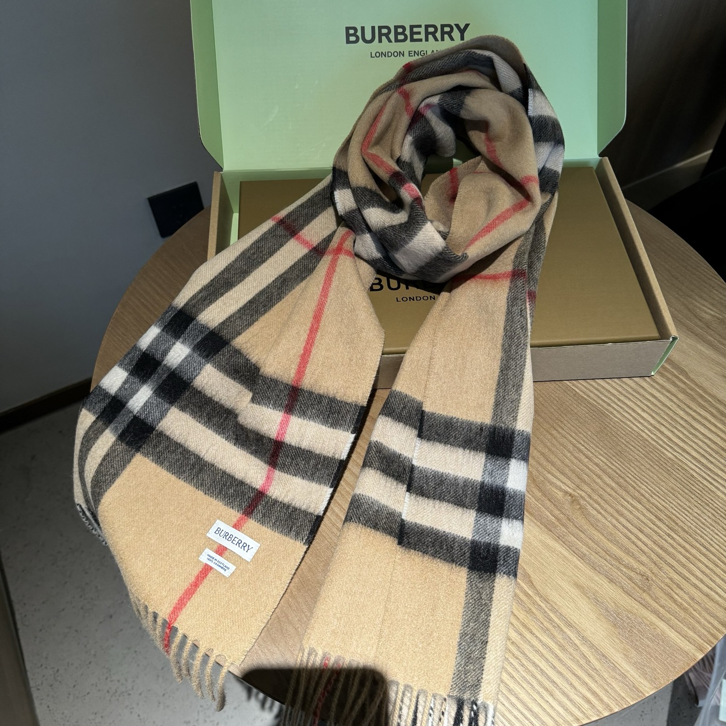 Burberry 巴宝莉 的不能再 了 颜色齐全 说不是 都没人信 每年都供不应求 只因为品质过硬 简单低调、 格纹 各位小主再看细节 这个绒感 这个印染 还真不是那些低俗货可以比的 价格不低但是底气十足 要好货的 聚集到这里来 保证你卖到心情飞起来～调皮