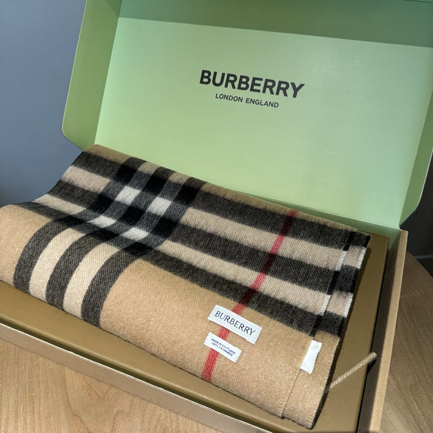 Burberry 巴宝莉 的不能再 了 颜色齐全 说不是 都没人信 每年都供不应求 只因为品质过硬 简单低调、 格纹 各位小主再看细节 这个绒感 这个印染 还真不是那些低俗货可以比的 价格不低但是底气十足 要好货的 聚集到这里来 保证你卖到心情飞起来～调皮