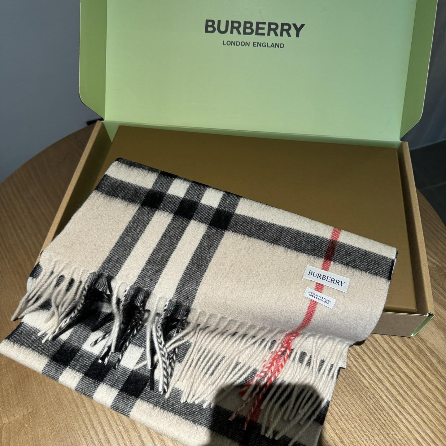 Burberry 巴宝莉 的不能再 了 颜色齐全 说不是 都没人信 每年都供不应求 只因为品质过硬 简单低调、 格纹 各位小主再看细节 这个绒感 这个印染 还真不是那些低俗货可以比的 价格不低但是底气十足 要好货的 聚集到这里来 保证你卖到心情飞起来～调皮