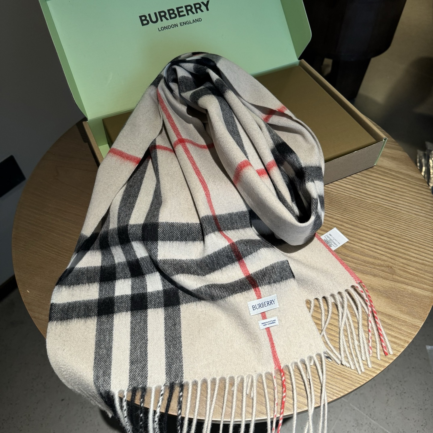 Burberry 巴宝莉 的不能再 了 颜色齐全 说不是 都没人信 每年都供不应求 只因为品质过硬 简单低调、 格纹 各位小主再看细节 这个绒感 这个印染 还真不是那些低俗货可以比的 价格不低但是底气十足 要好货的 聚集到这里来 保证你卖到心情飞起来～调皮