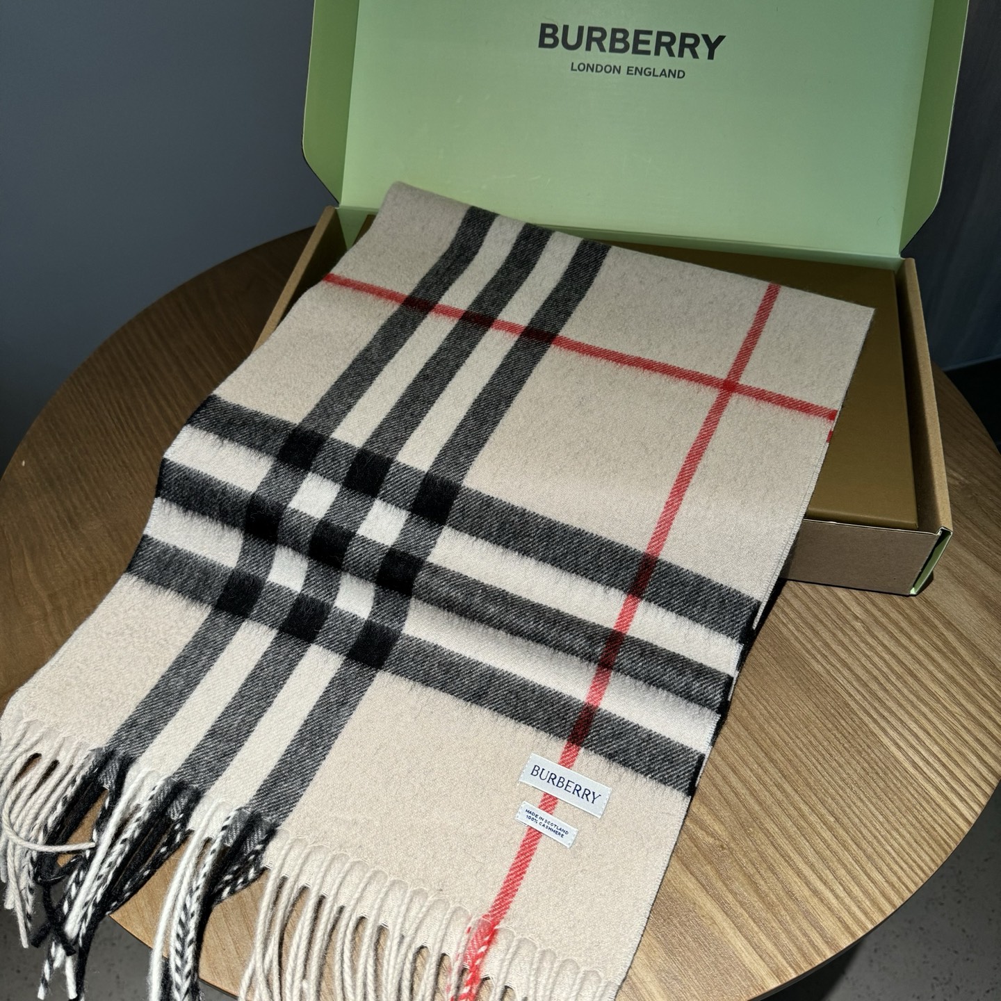 Burberry 巴宝莉 的不能再 了 颜色齐全 说不是 都没人信 每年都供不应求 只因为品质过硬 简单低调、 格纹 各位小主再看细节 这个绒感 这个印染 还真不是那些低俗货可以比的 价格不低但是底气十足 要好货的 聚集到这里来 保证你卖到心情飞起来～调皮