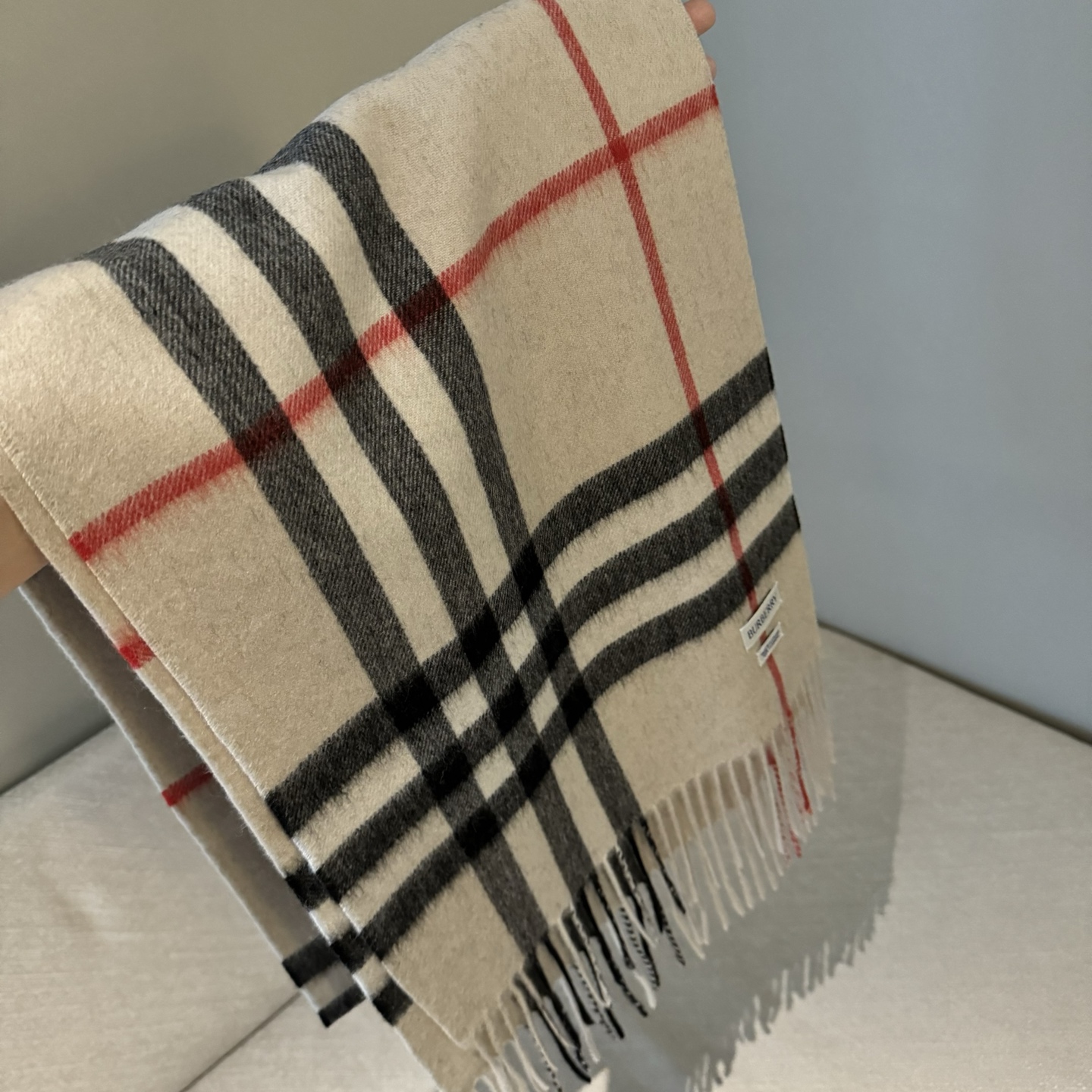 Burberry 巴宝莉 的不能再 了 颜色齐全 说不是 都没人信 每年都供不应求 只因为品质过硬 简单低调、 格纹 各位小主再看细节 这个绒感 这个印染 还真不是那些低俗货可以比的 价格不低但是底气十足 要好货的 聚集到这里来 保证你卖到心情飞起来～调皮