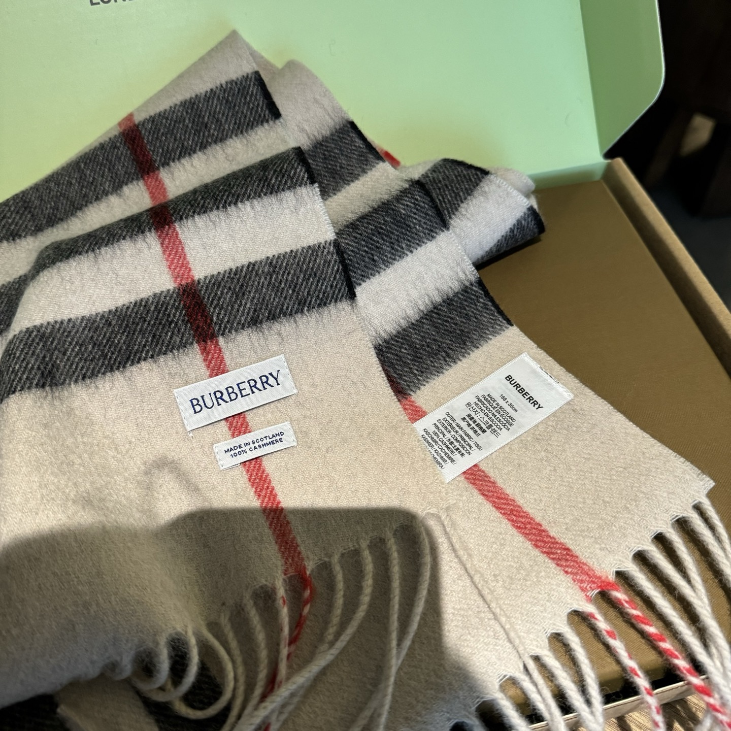 Burberry 巴宝莉 的不能再 了 颜色齐全 说不是 都没人信 每年都供不应求 只因为品质过硬 简单低调、 格纹 各位小主再看细节 这个绒感 这个印染 还真不是那些低俗货可以比的 价格不低但是底气十足 要好货的 聚集到这里来 保证你卖到心情飞起来～调皮