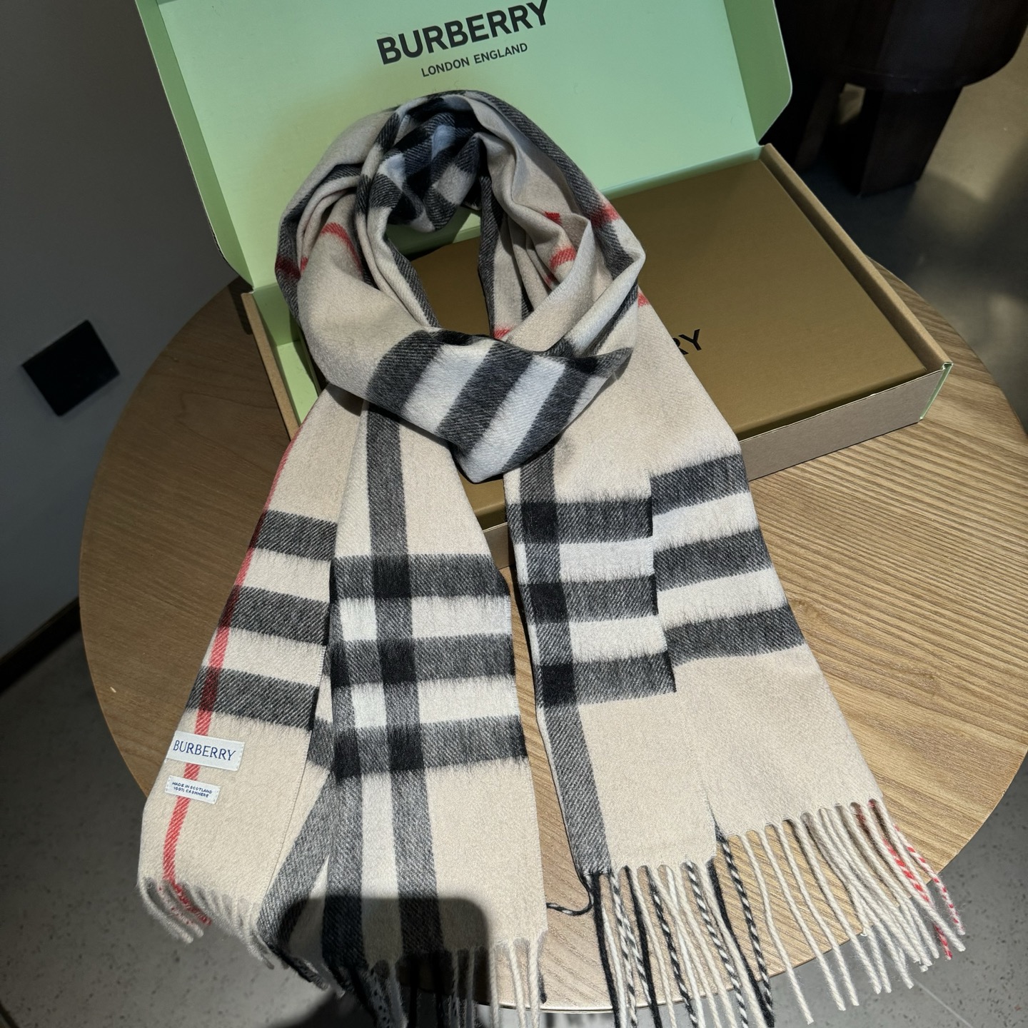 Burberry 巴宝莉 的不能再 了 颜色齐全 说不是 都没人信 每年都供不应求 只因为品质过硬 简单低调、 格纹 各位小主再看细节 这个绒感 这个印染 还真不是那些低俗货可以比的 价格不低但是底气十足 要好货的 聚集到这里来 保证你卖到心情飞起来～调皮
