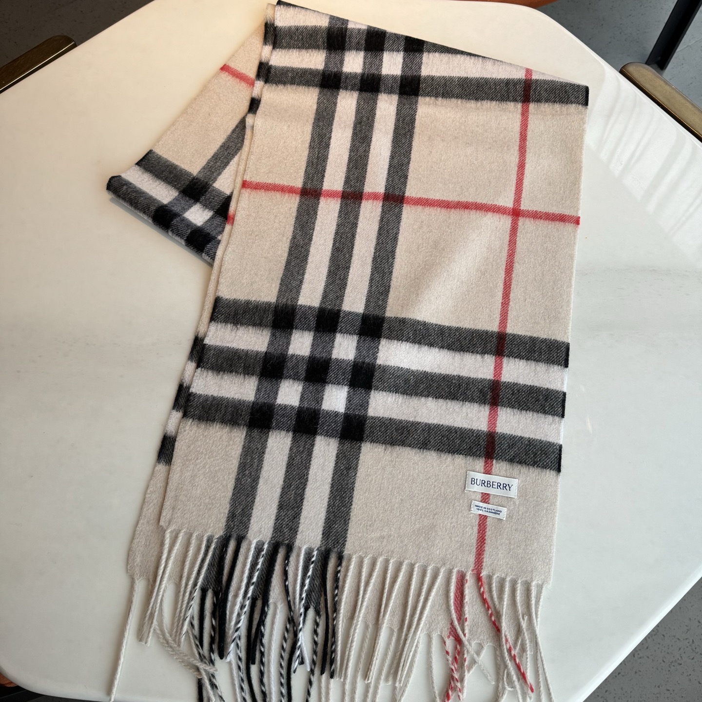 Burberry 巴宝莉 的不能再 了 颜色齐全 说不是 都没人信 每年都供不应求 只因为品质过硬 简单低调、 格纹 各位小主再看细节 这个绒感 这个印染 还真不是那些低俗货可以比的 价格不低但是底气十足 要好货的 聚集到这里来 保证你卖到心情飞起来～调皮