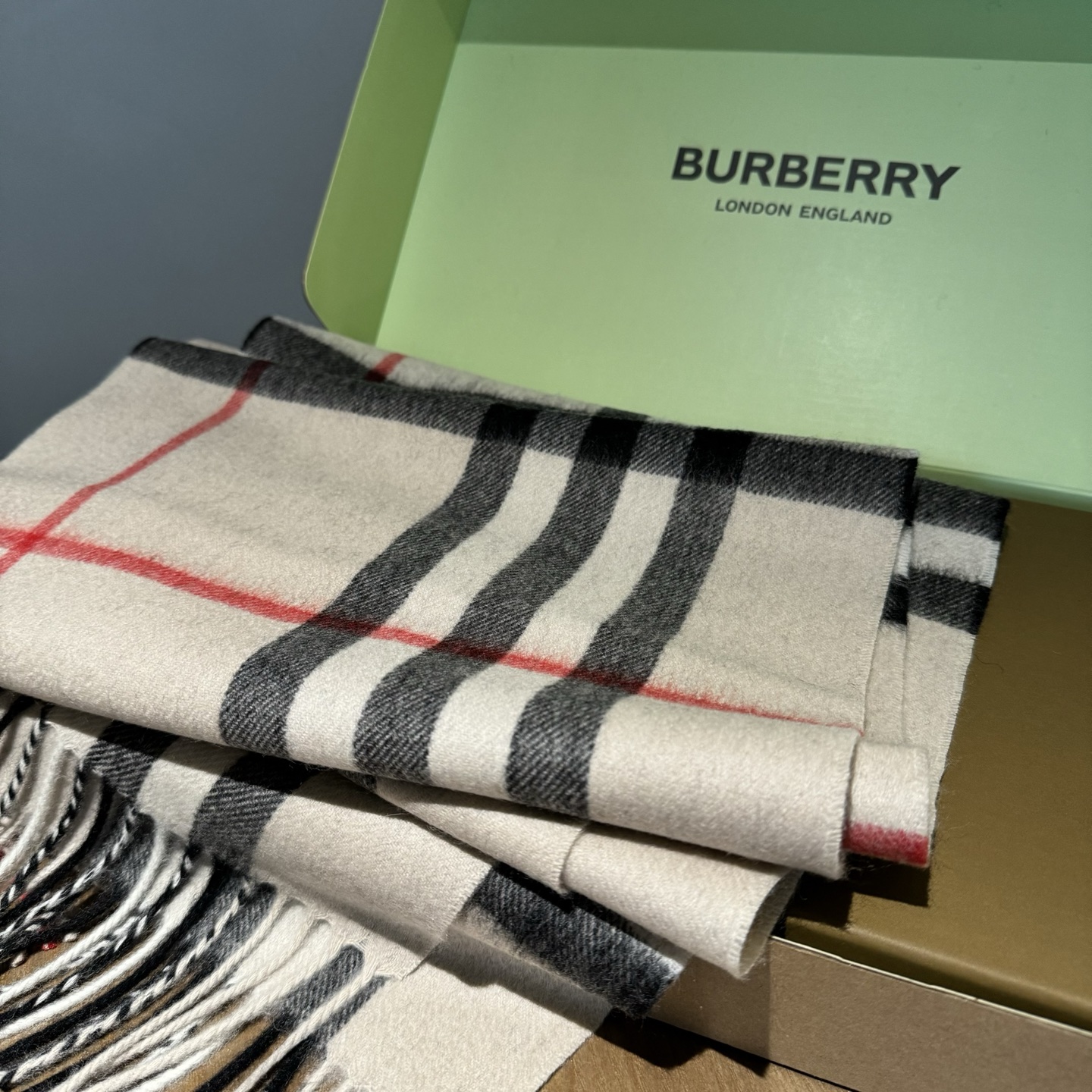 Burberry 巴宝莉 的不能再 了 颜色齐全 说不是 都没人信 每年都供不应求 只因为品质过硬 简单低调、 格纹 各位小主再看细节 这个绒感 这个印染 还真不是那些低俗货可以比的 价格不低但是底气十足 要好货的 聚集到这里来 保证你卖到心情飞起来～调皮