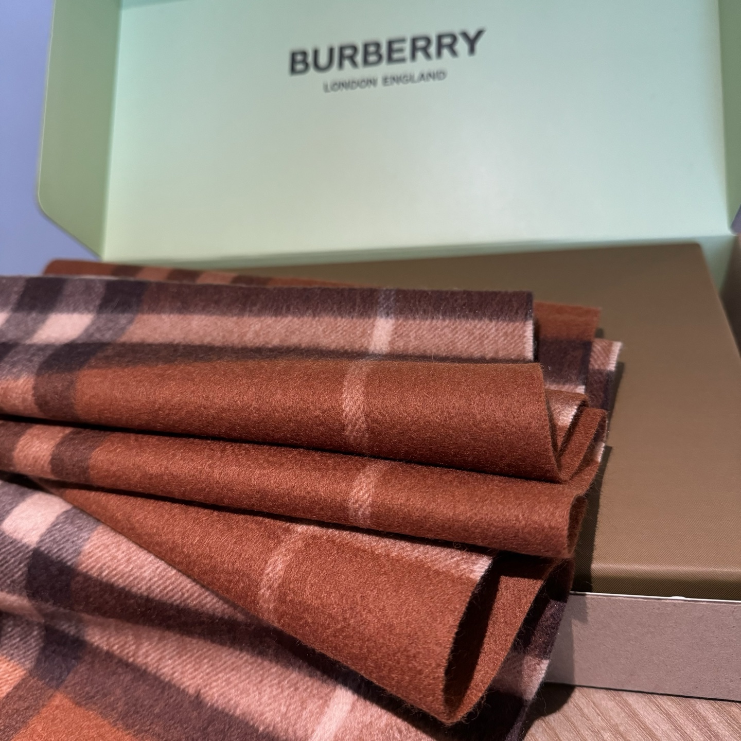 Burberry 巴宝莉 的不能再 了 颜色齐全 说不是 都没人信 每年都供不应求 只因为品质过硬 简单低调、 格纹 各位小主再看细节 这个绒感 这个印染 还真不是那些低俗货可以比的 价格不低但是底气十足 要好货的 聚集到这里来 保证你卖到心情飞起来～调皮