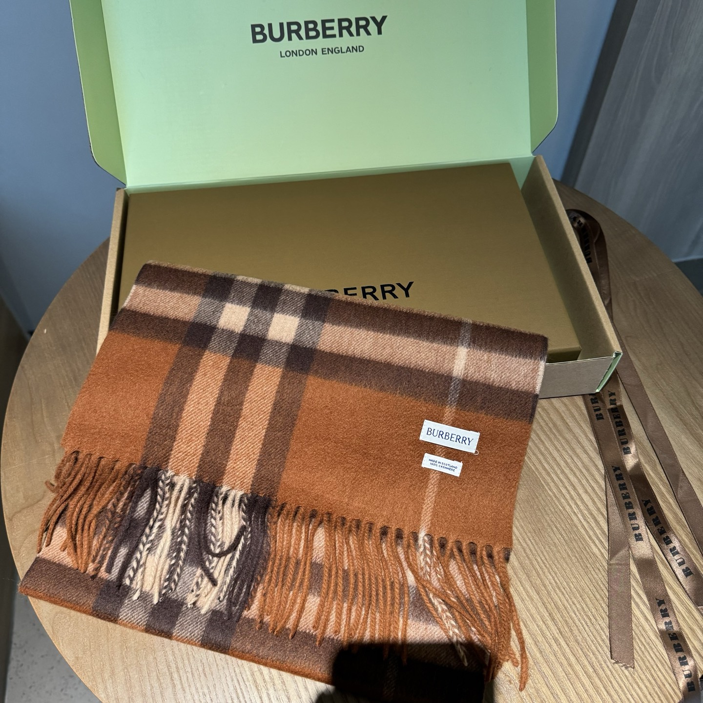 Burberry 巴宝莉 的不能再 了 颜色齐全 说不是 都没人信 每年都供不应求 只因为品质过硬 简单低调、 格纹 各位小主再看细节 这个绒感 这个印染 还真不是那些低俗货可以比的 价格不低但是底气十足 要好货的 聚集到这里来 保证你卖到心情飞起来～调皮