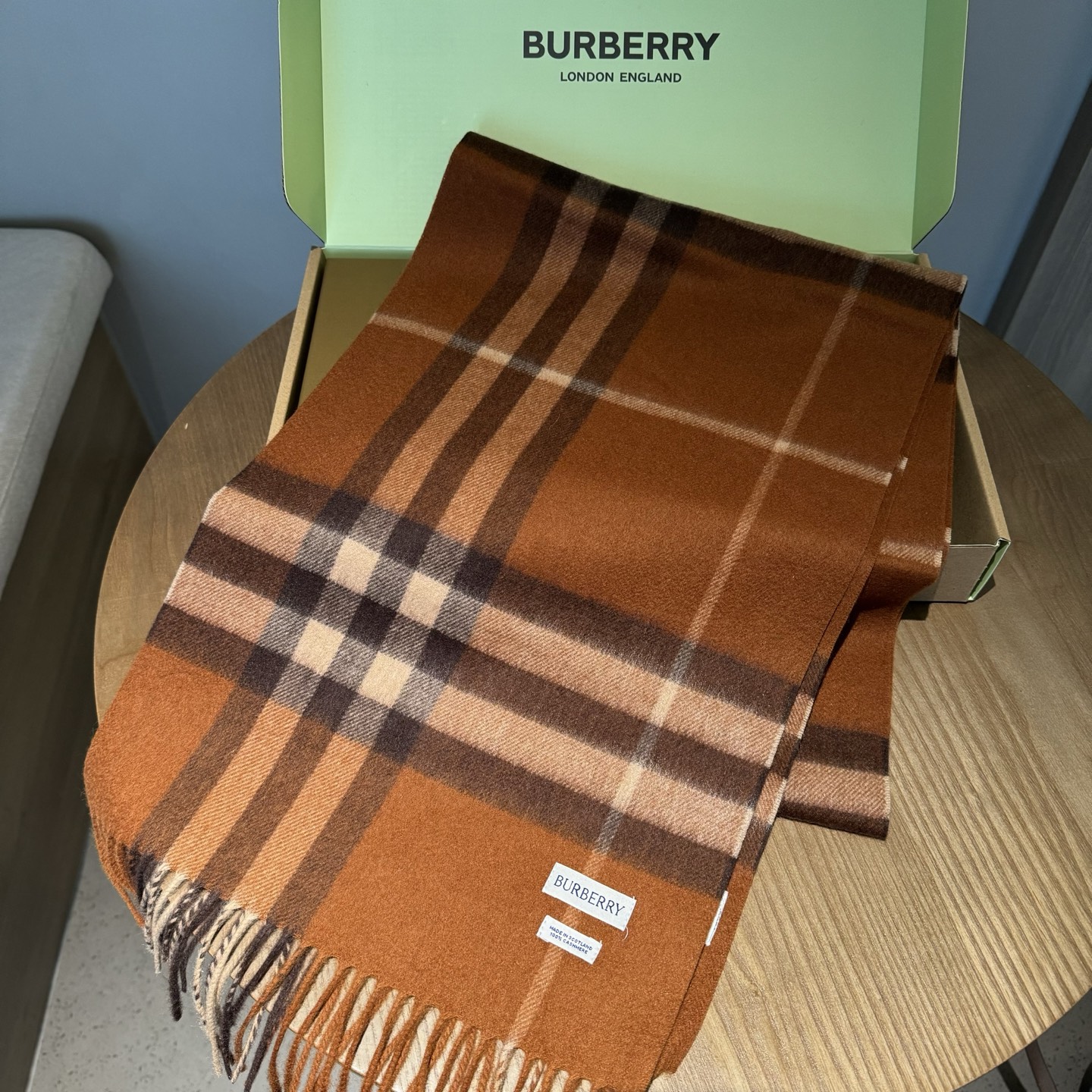Burberry 巴宝莉 的不能再 了 颜色齐全 说不是 都没人信 每年都供不应求 只因为品质过硬 简单低调、 格纹 各位小主再看细节 这个绒感 这个印染 还真不是那些低俗货可以比的 价格不低但是底气十足 要好货的 聚集到这里来 保证你卖到心情飞起来～调皮