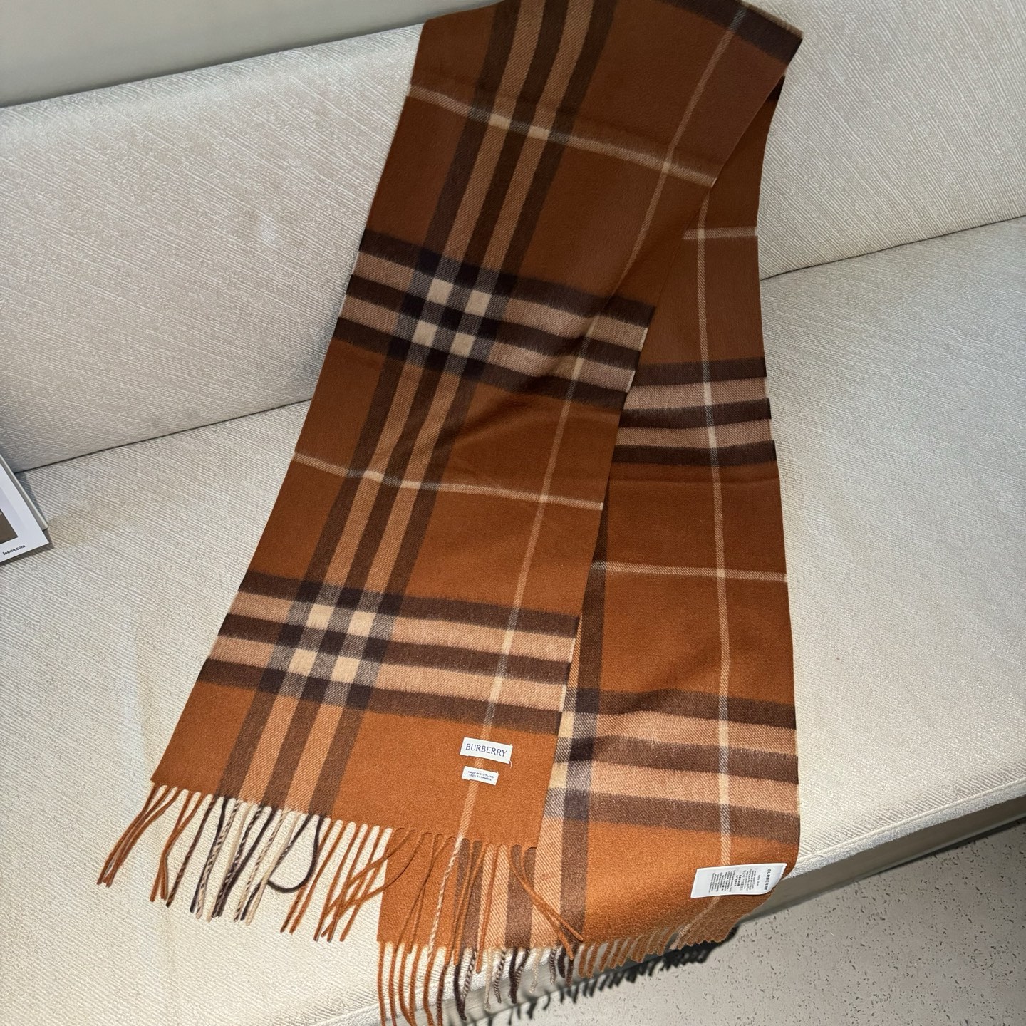 Burberry 巴宝莉 的不能再 了 颜色齐全 说不是 都没人信 每年都供不应求 只因为品质过硬 简单低调、 格纹 各位小主再看细节 这个绒感 这个印染 还真不是那些低俗货可以比的 价格不低但是底气十足 要好货的 聚集到这里来 保证你卖到心情飞起来～调皮