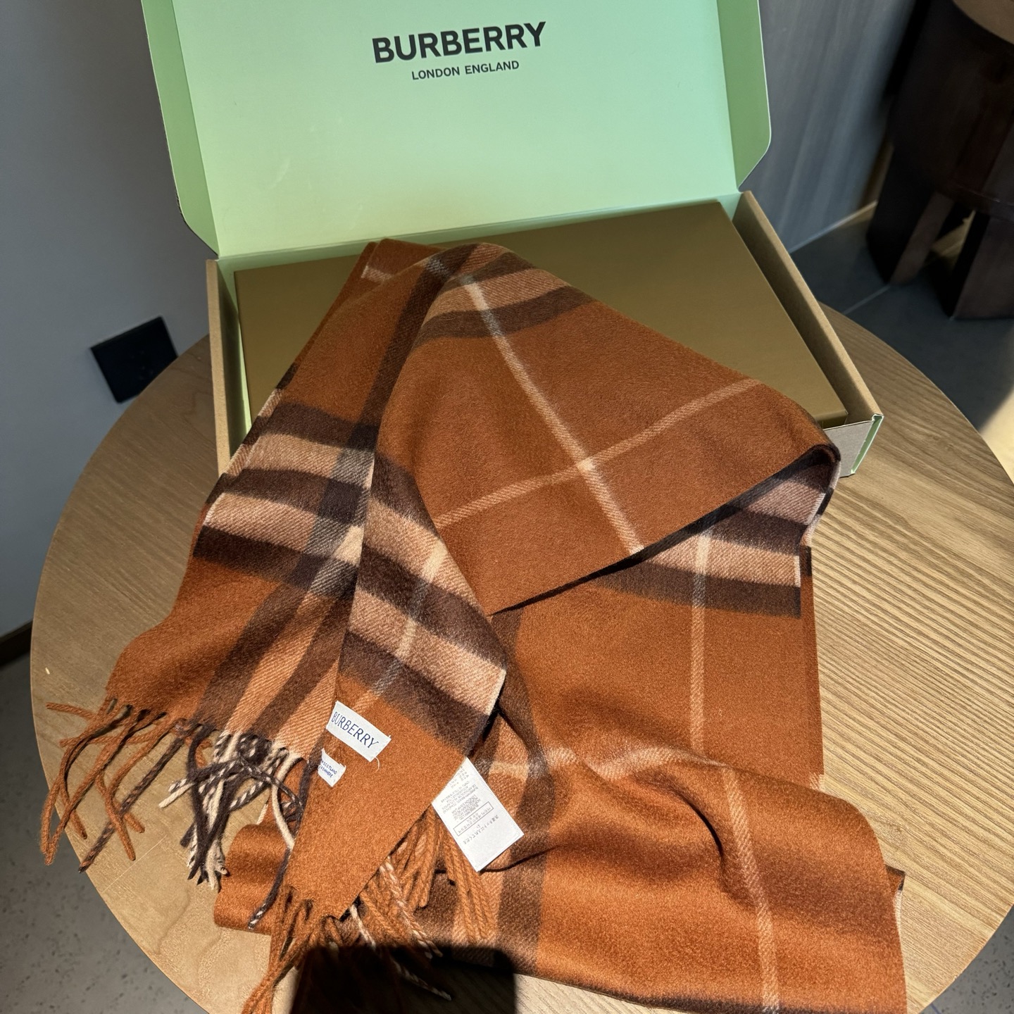 Burberry 巴宝莉 的不能再 了 颜色齐全 说不是 都没人信 每年都供不应求 只因为品质过硬 简单低调、 格纹 各位小主再看细节 这个绒感 这个印染 还真不是那些低俗货可以比的 价格不低但是底气十足 要好货的 聚集到这里来 保证你卖到心情飞起来～调皮