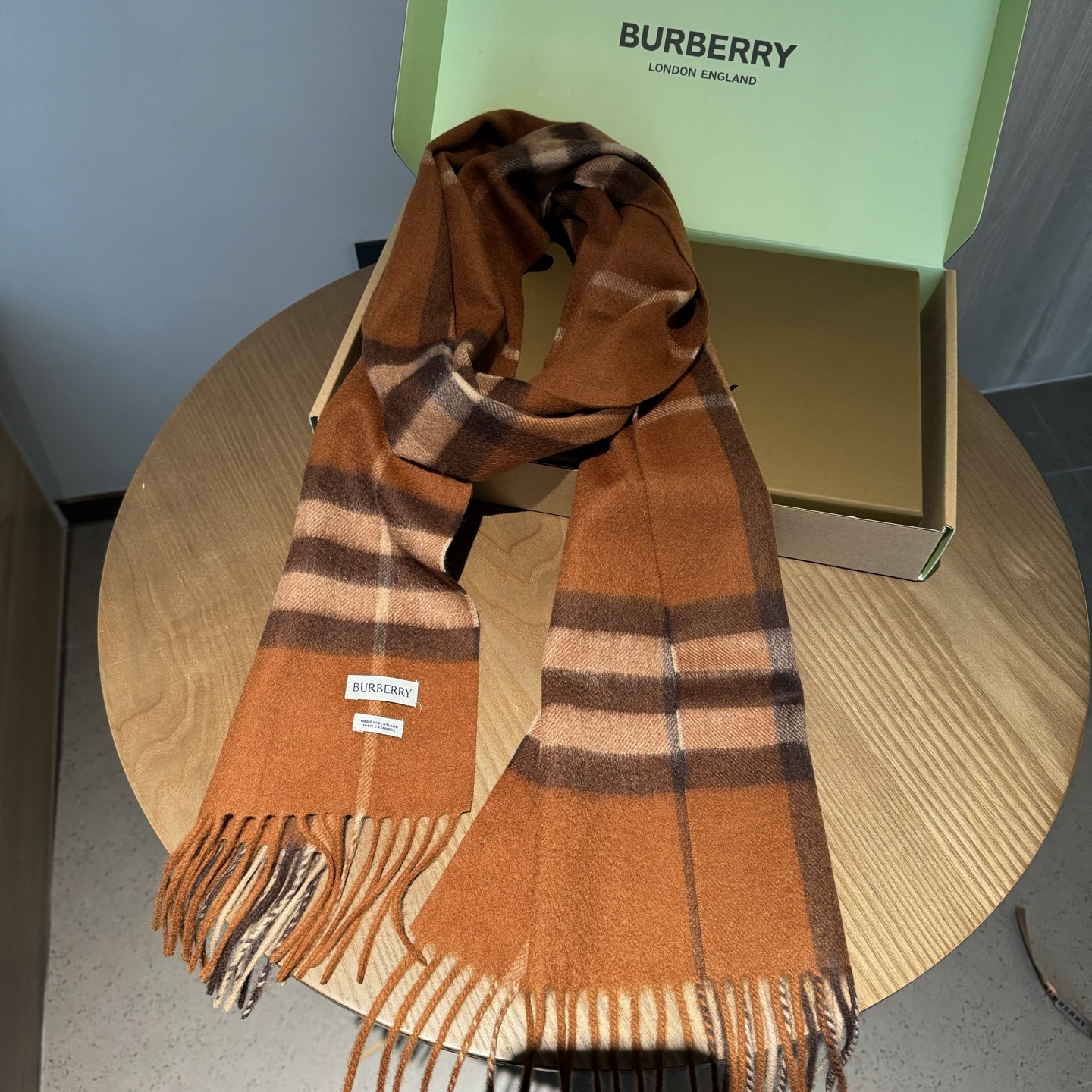 Burberry 巴宝莉 的不能再 了 颜色齐全 说不是 都没人信 每年都供不应求 只因为品质过硬 简单低调、 格纹 各位小主再看细节 这个绒感 这个印染 还真不是那些低俗货可以比的 价格不低但是底气十足 要好货的 聚集到这里来 保证你卖到心情飞起来～调皮